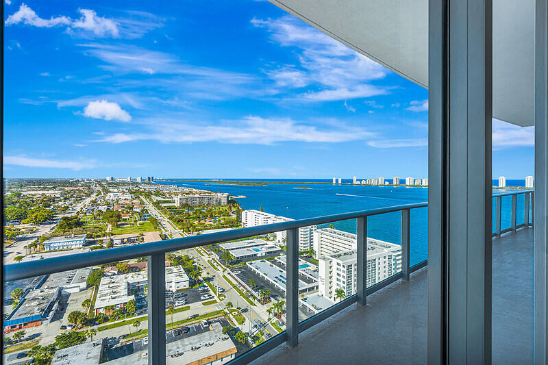 Foto de propiedad en 220 Lake Shore Drive 2105, Lake Park, FL 33403 Lake Park con MLS# 