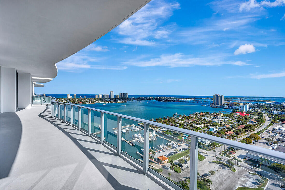 Foto de propiedad en 220 Lake Shore Drive 2411, Lake Park, FL 33403 Lake Park con MLS# 