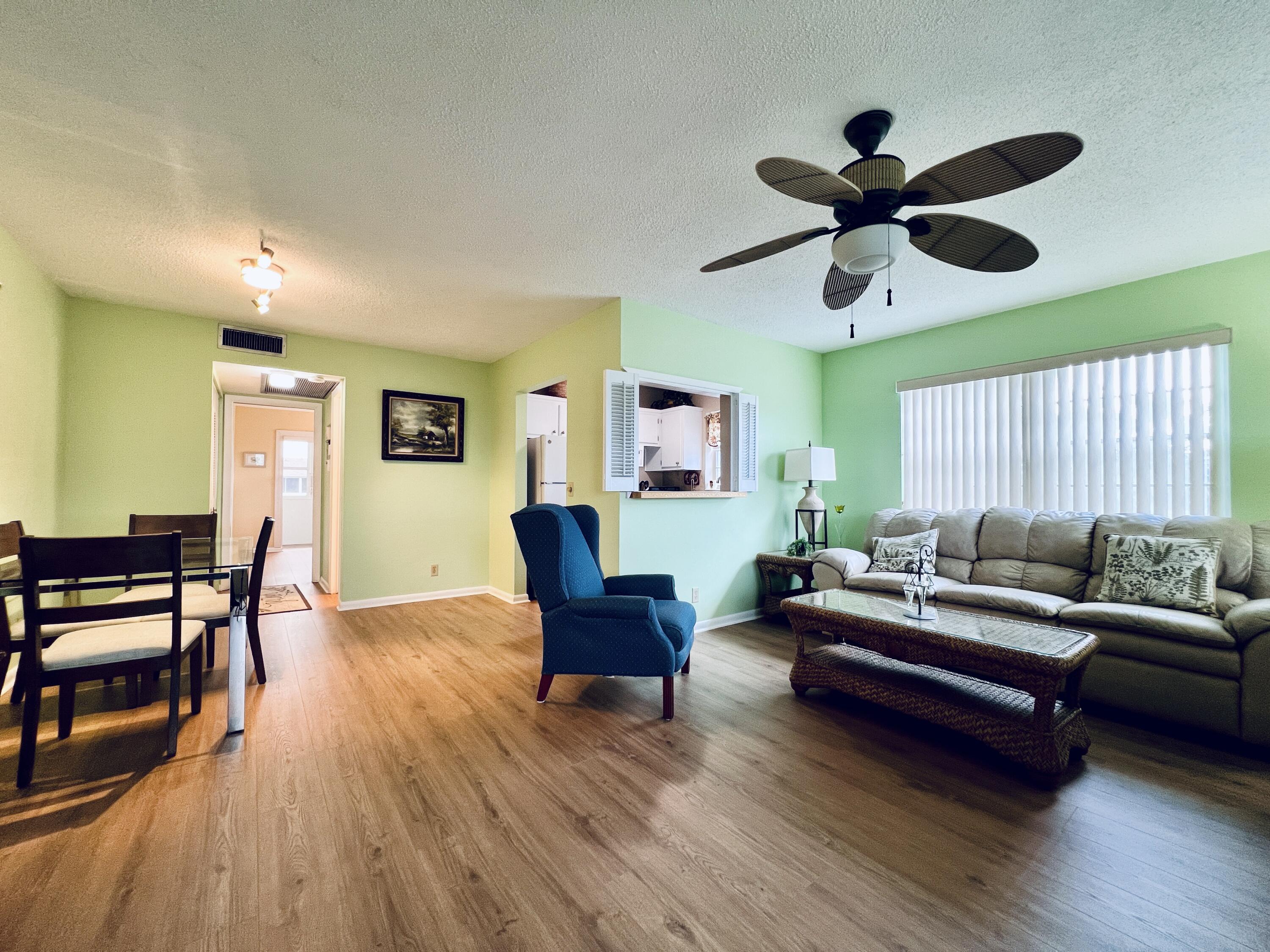 Bright & Cheerful CORNER 1/1.5 in 55+ Century Village! Beautifully Maintained With Updates!