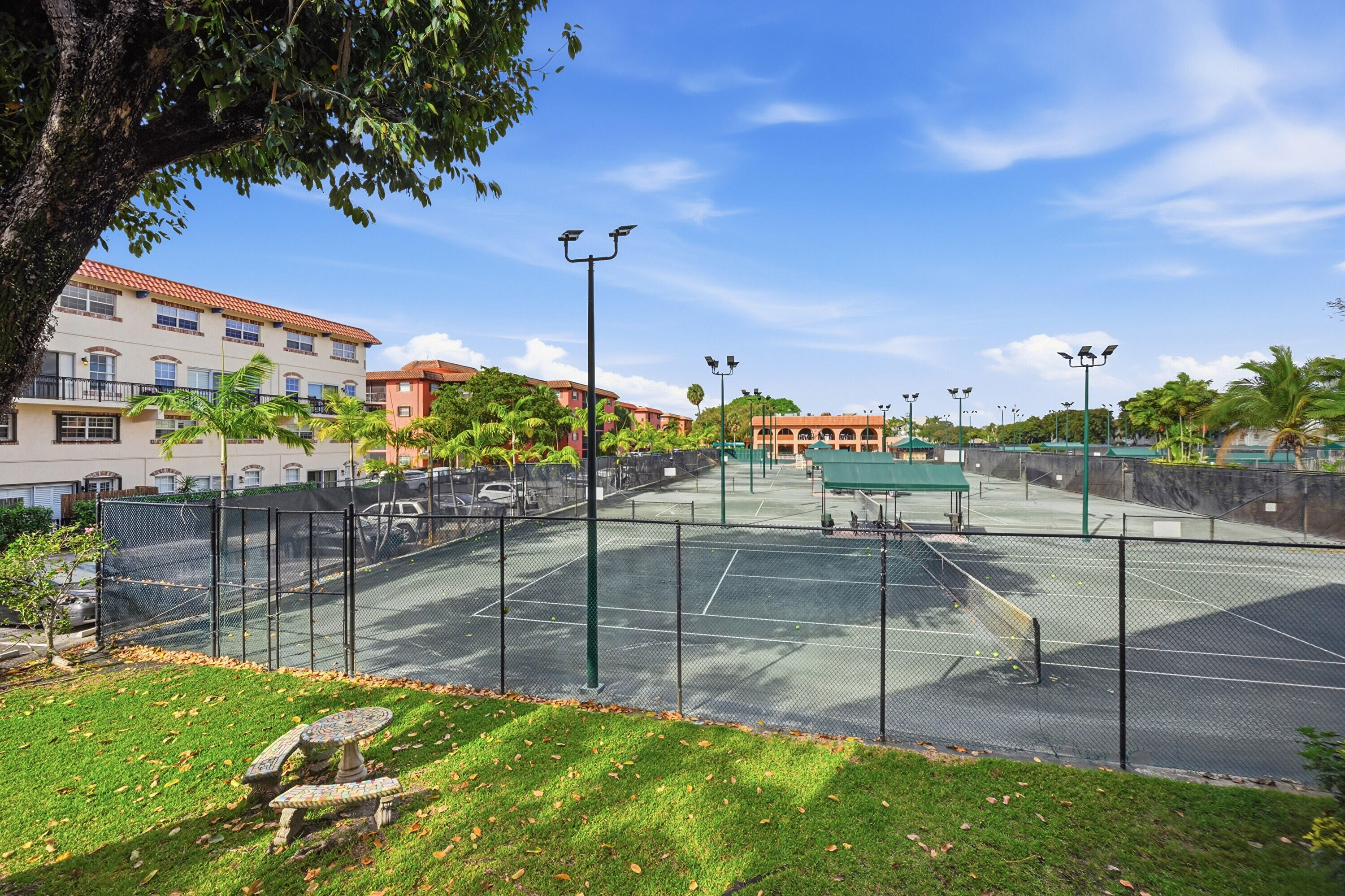 Foto de propiedad en 630 Tennis Club Drive Apt 204, Fort Lauderdale, FL 33311 Fort Lauderdale con MLS# 