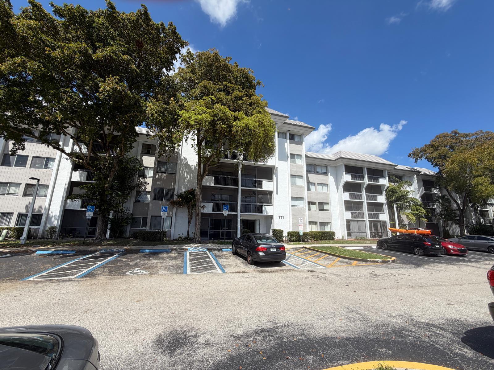 Foto de propiedad en 711 N Pine Island Road 104, Plantation, FL 33324 Plantation con MLS# 
