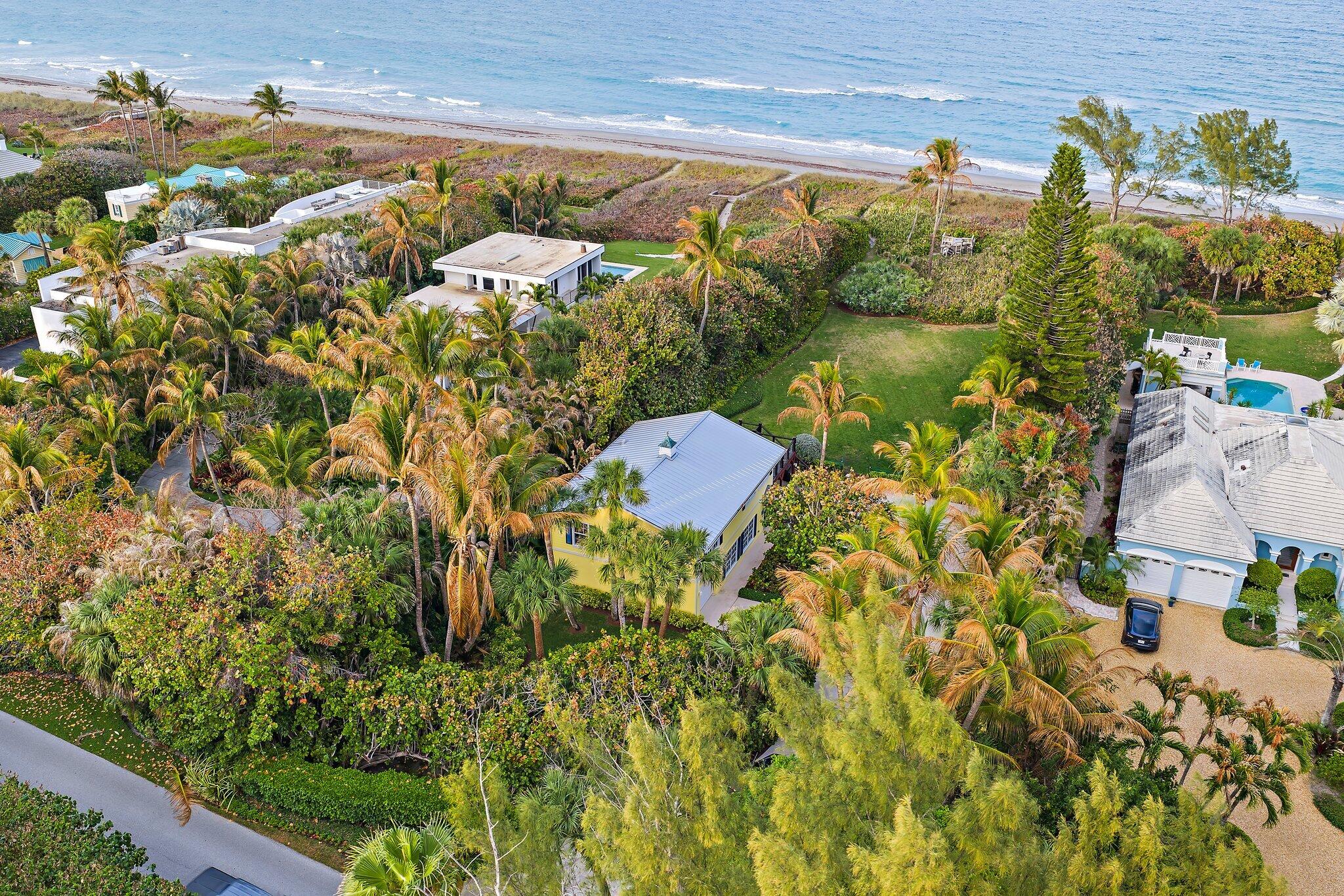 Foto de propiedad en 31 N Beach Road, Jupiter Island, FL 33455 Jupiter Island con MLS# 