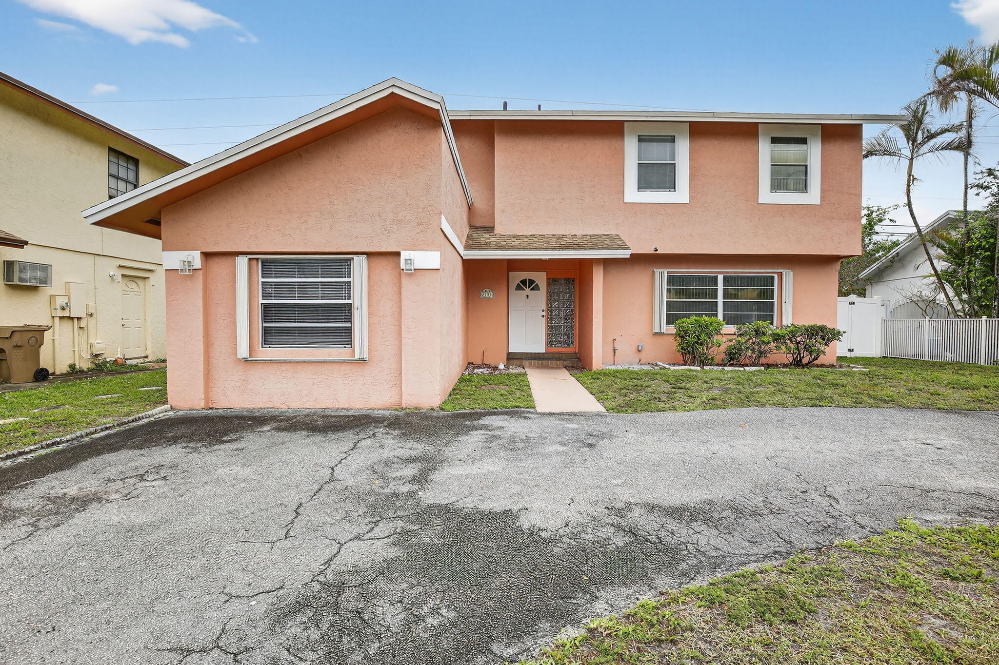 Foto de propiedad en 7721 NW 42nd Court, Hollywood, FL 33024 Hollywood con MLS# 