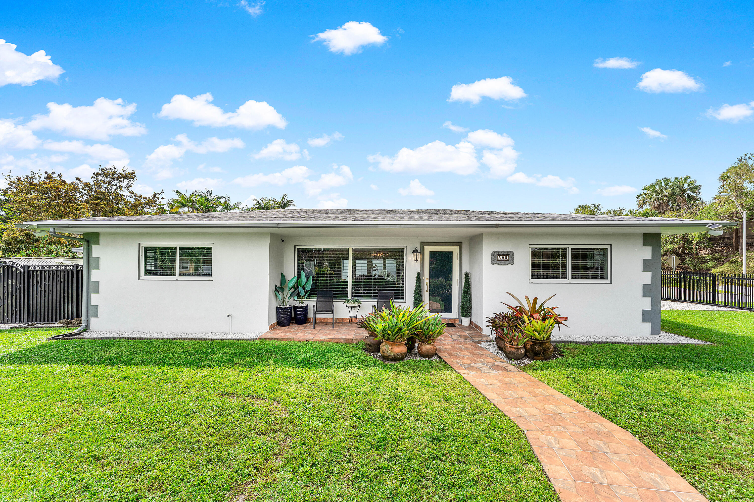 Foto de propiedad en 590 NW 126th Street, North Miami, FL 33168 North Miami con MLS# 
