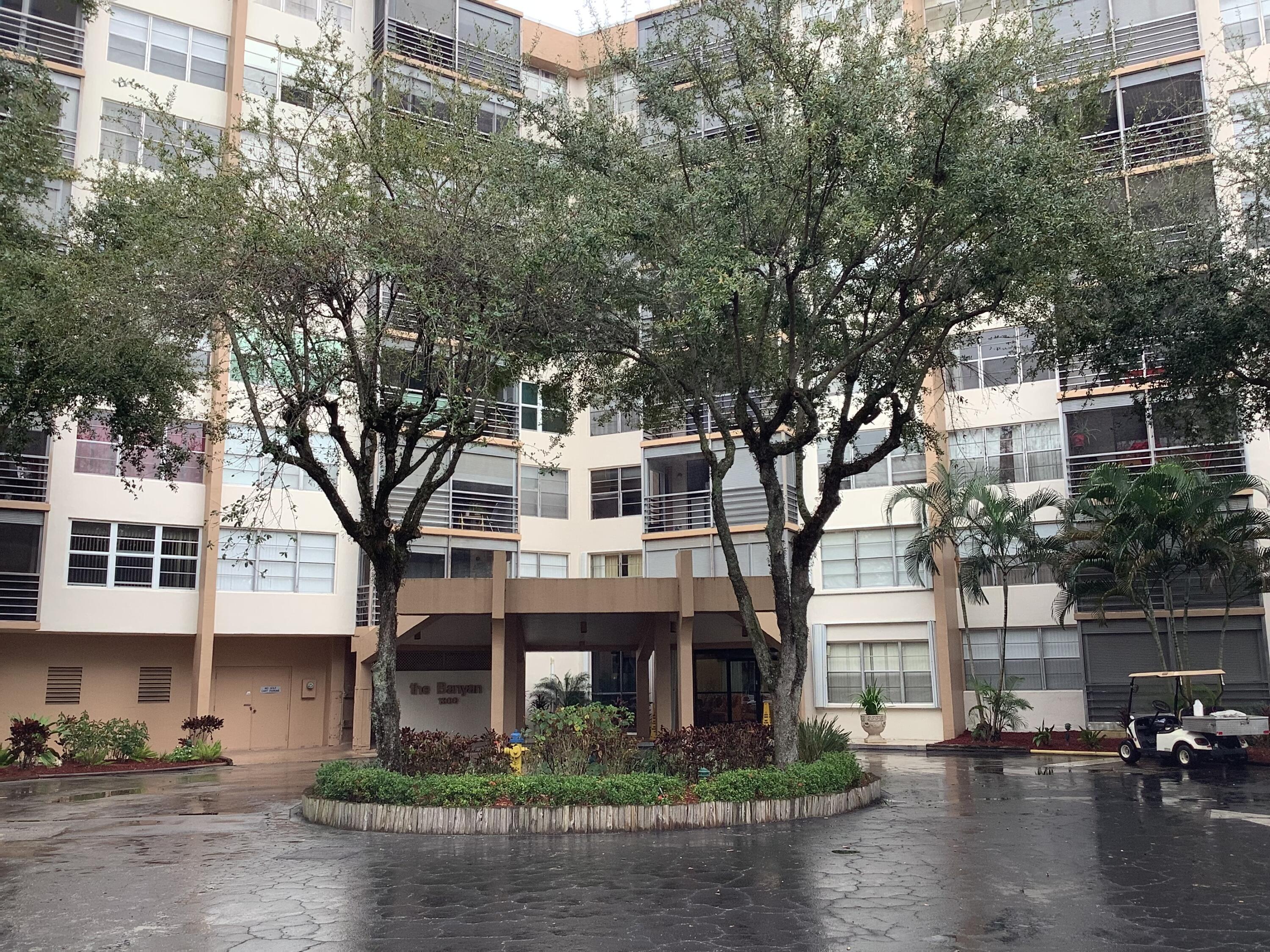 Foto de propiedad en 1300 Saint Charles Place Unit Ph13, Pembroke Pines, FL 33026 Pembroke Pines con MLS# 