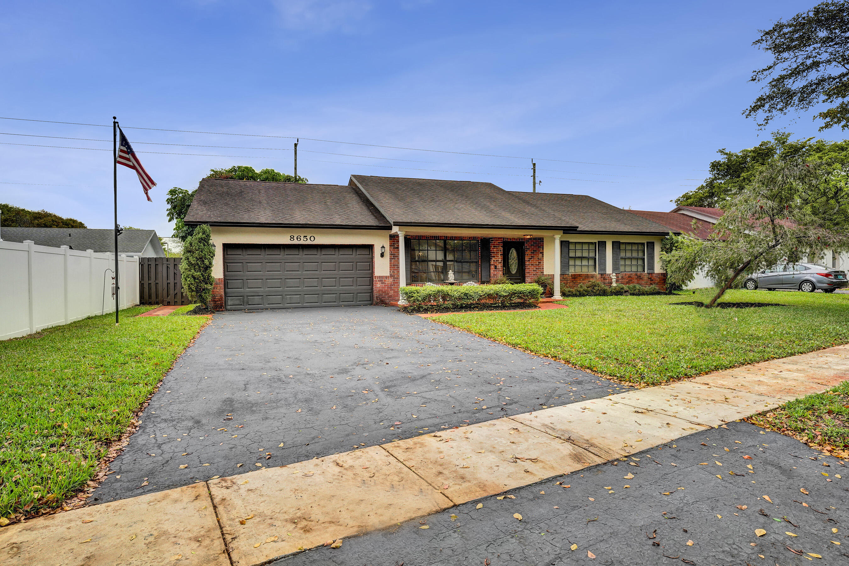 Foto de propiedad en 8650 SW 51st Street, Cooper City, FL 33328 Cooper City con MLS# 