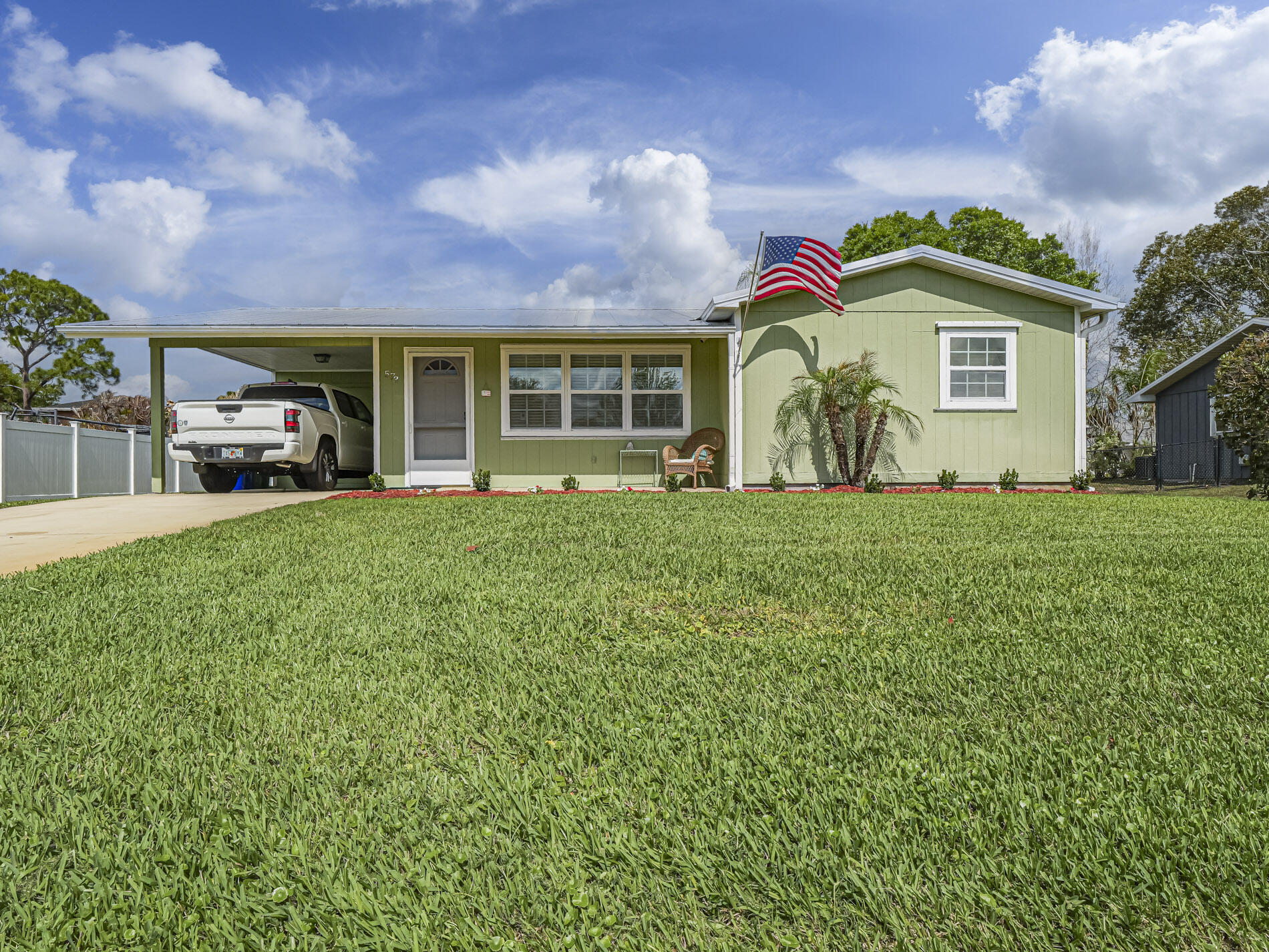 Foto de propiedad en 573 Autumn Terrace, Sebastian, FL 32958 Sebastian con MLS# 