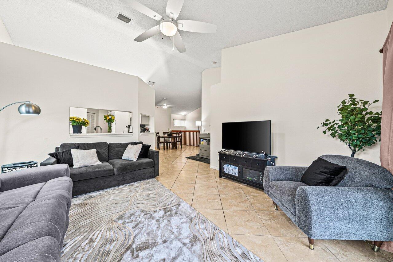 Foto de propiedad en 16 Via De Casas Sur 204, Boynton Beach, FL 33426 Boynton Beach con MLS# 