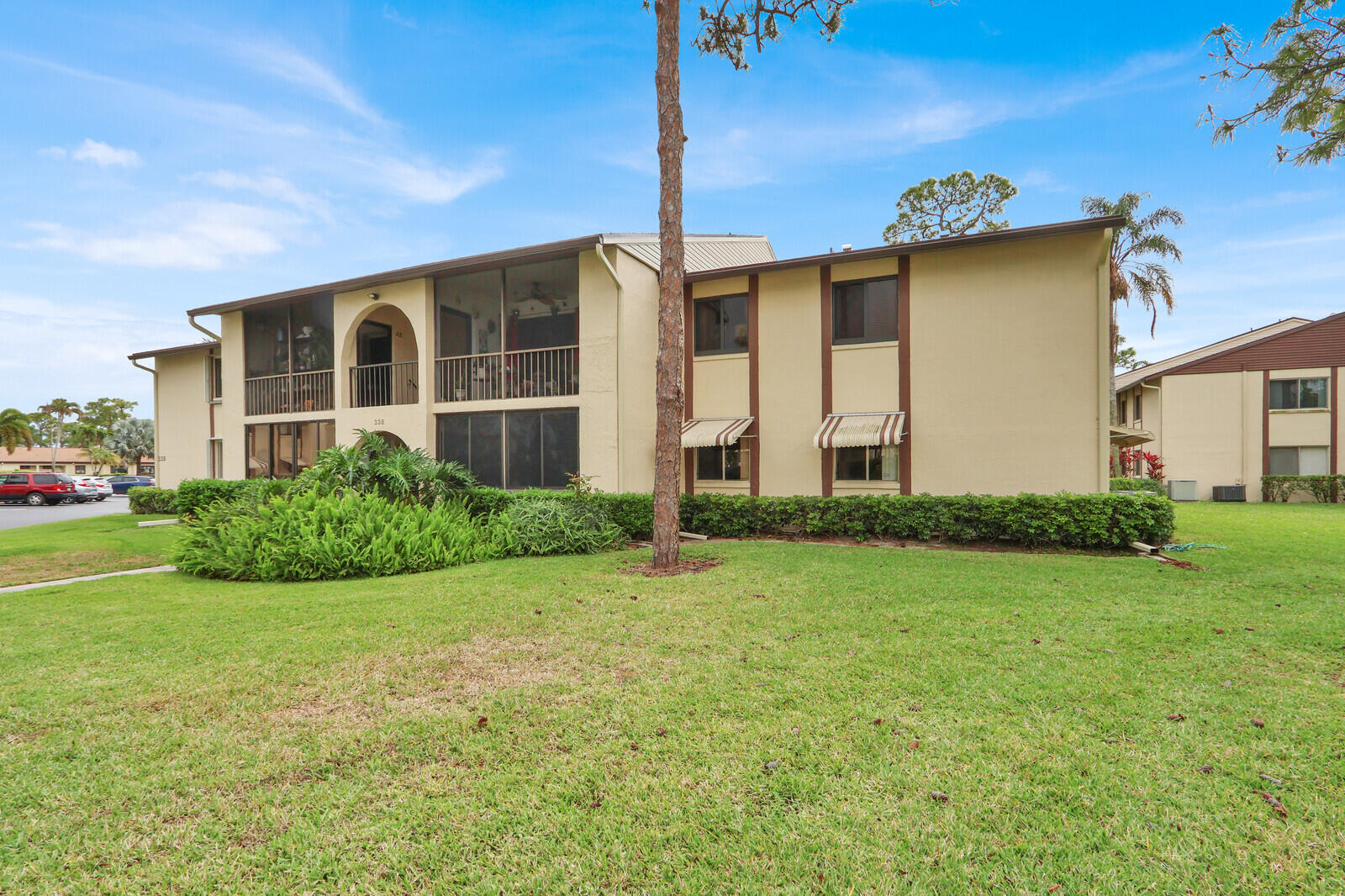 Foto de propiedad en 338 Knotty Pine Circle D1, Greenacres, FL 33463 Greenacres con MLS# 