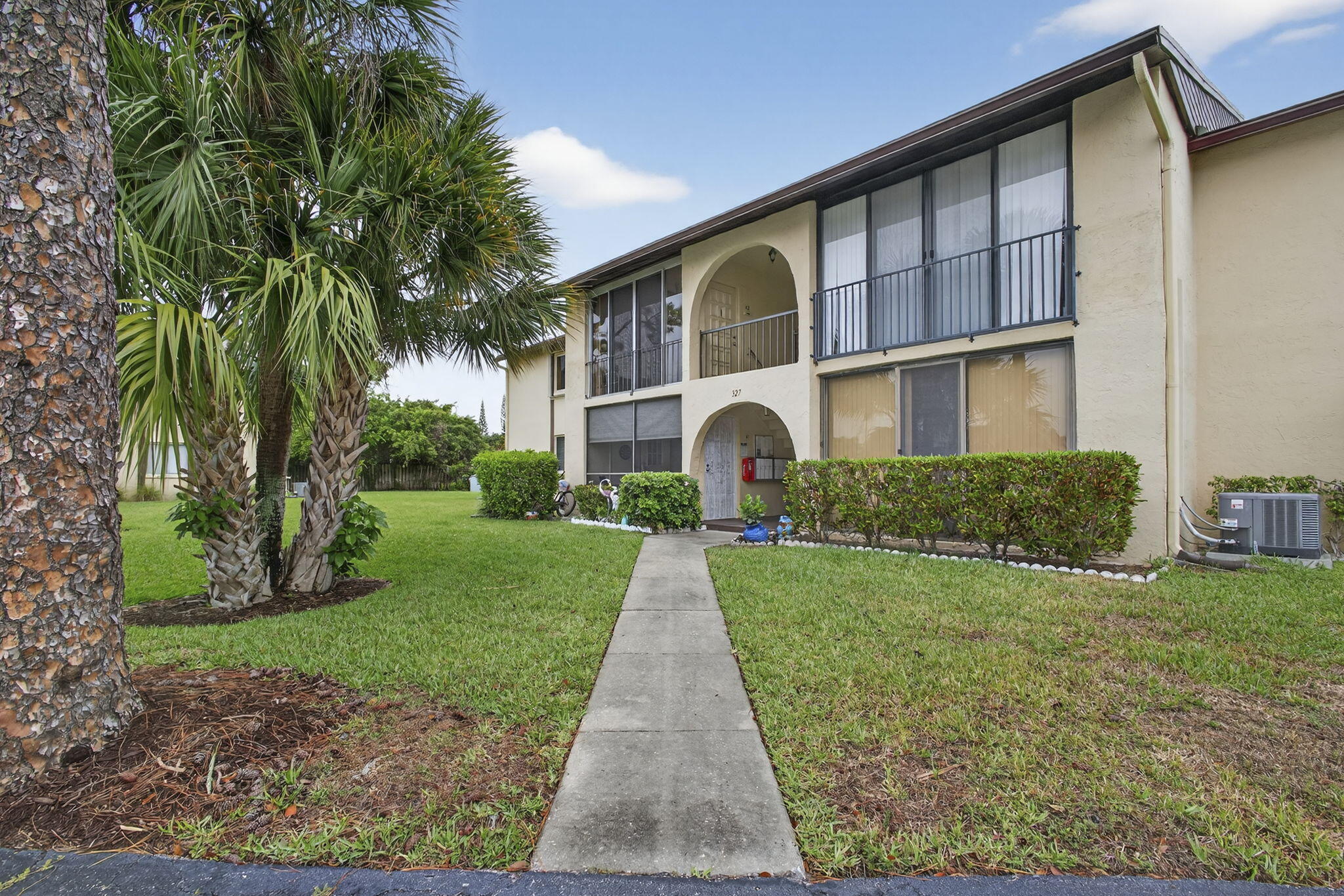 Foto de propiedad en 327 Pine Ridge Circle A-1, Greenacres, FL 33463 Greenacres con MLS# 