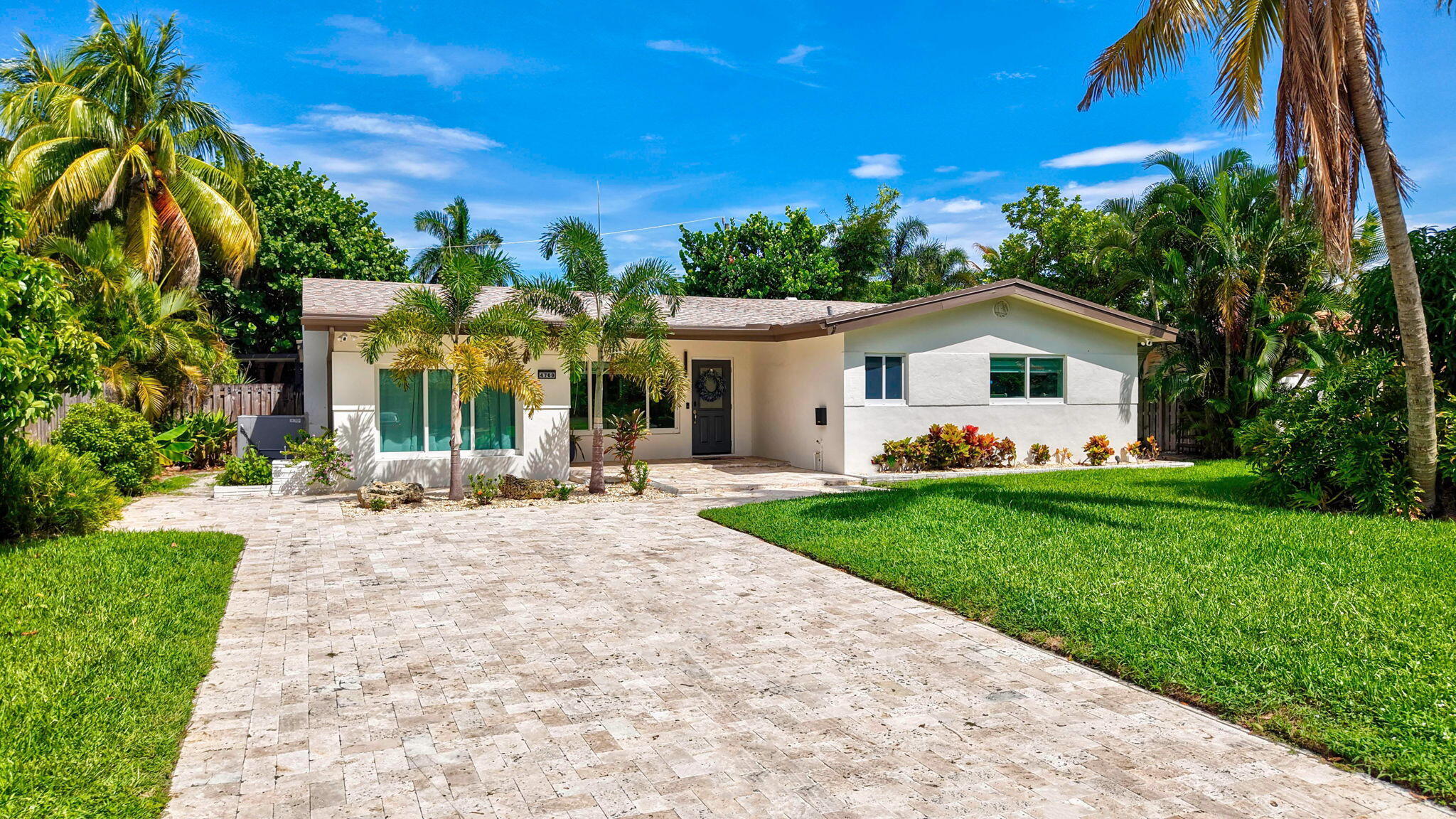 Foto de propiedad en 4760 NE 17th Avenue, Oakland Park, FL 33334 Oakland Park con MLS# 