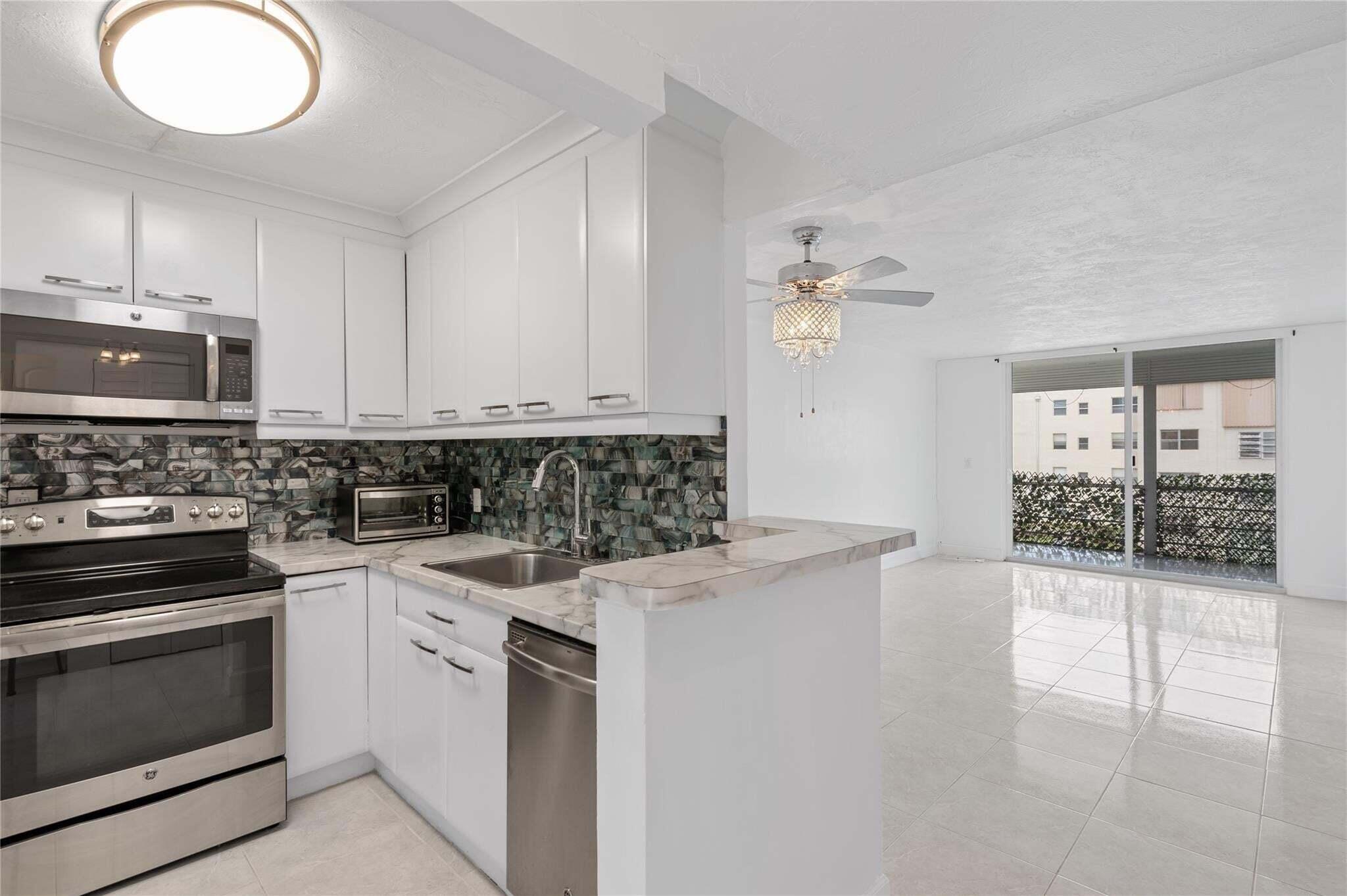 Foto de propiedad en 2841 Somerset Drive 311, Lauderdale Lakes, FL 33311 Lauderdale Lakes con MLS# 