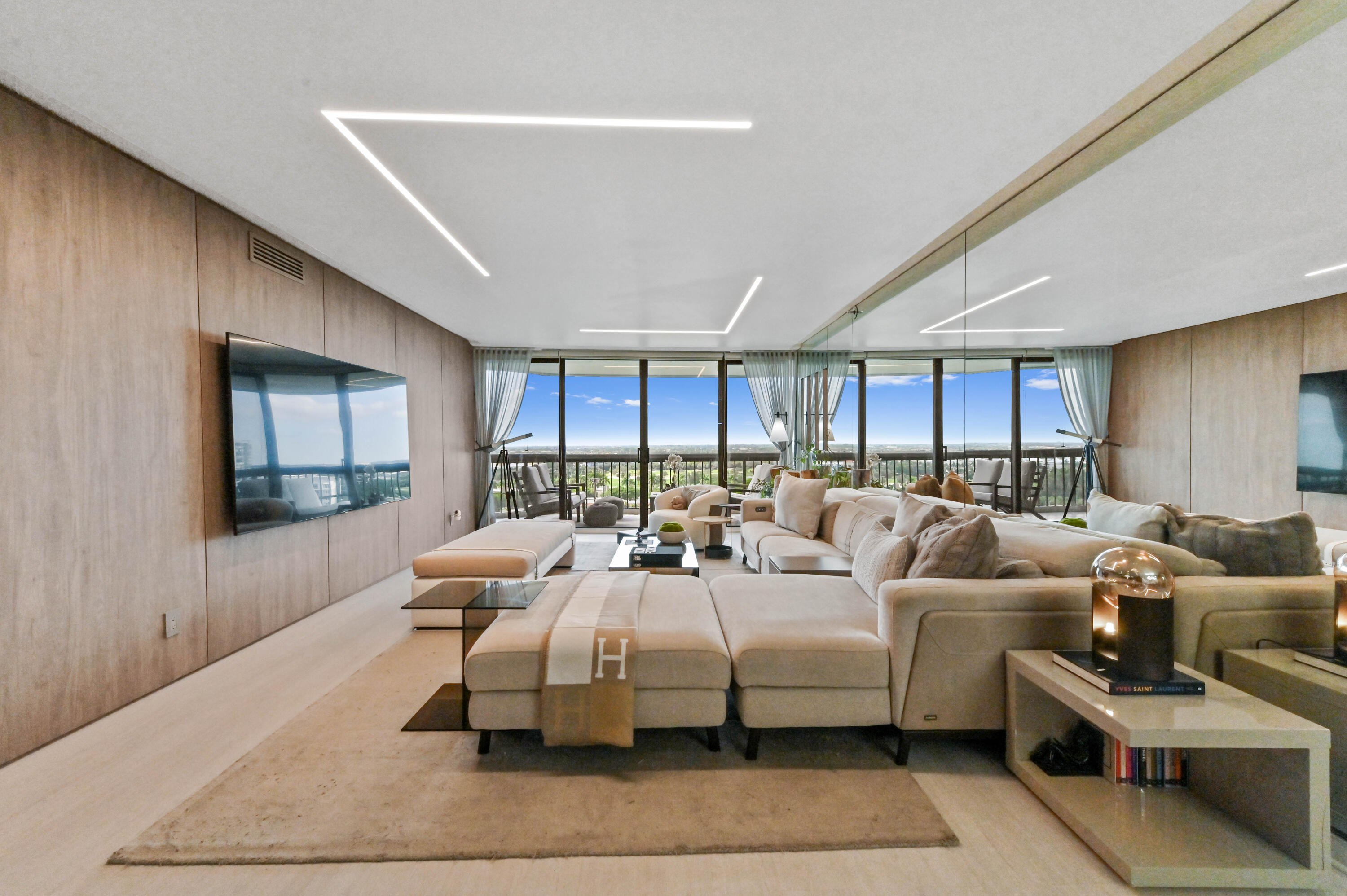 Foto de propiedad en 1900 Consulate Place 1205, West Palm Beach, FL 33401 West Palm Beach con MLS# 