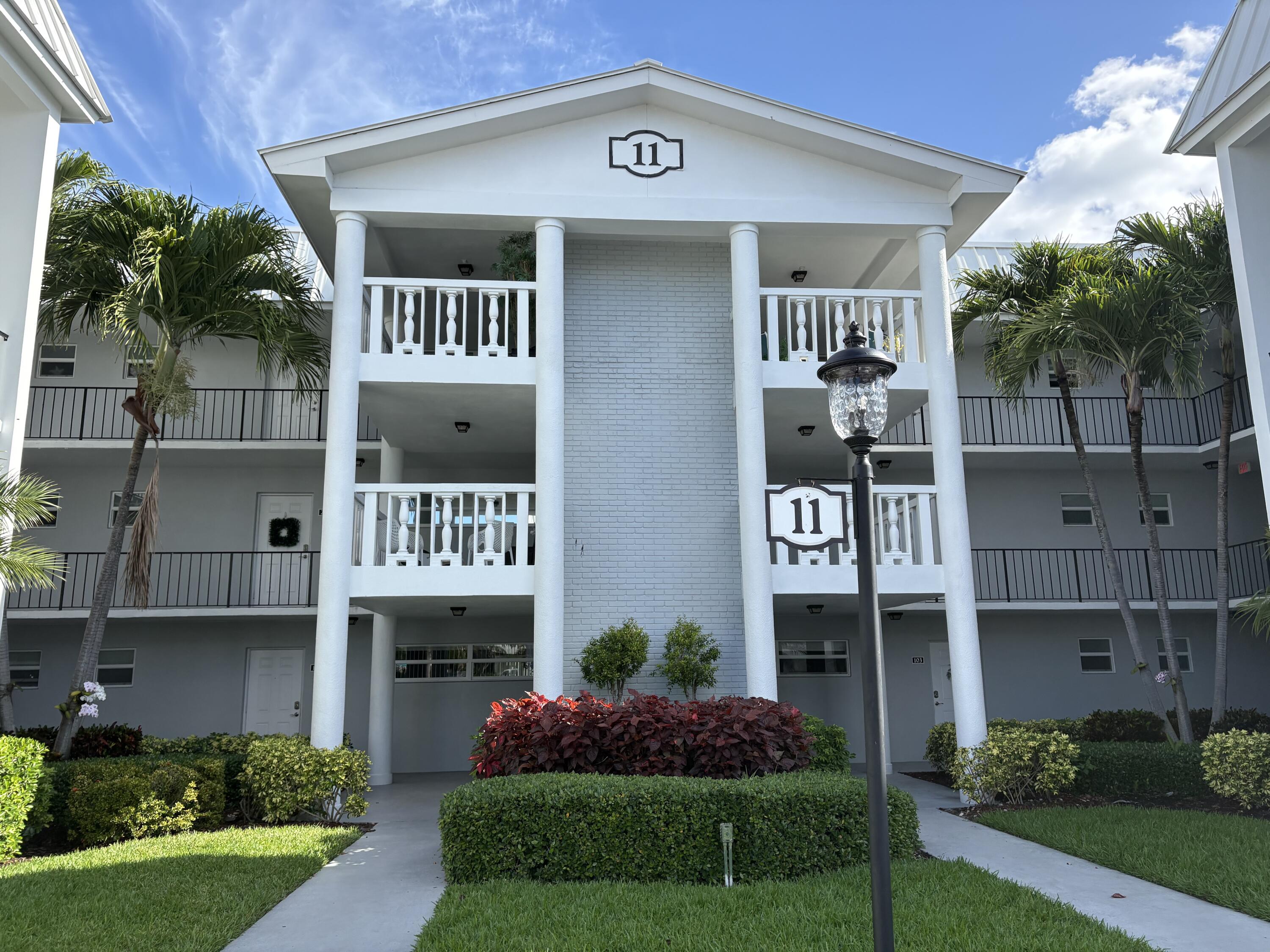 Foto de propiedad en 11 Colonial Club Drive 105, Boynton Beach, FL 33435 Boynton Beach con MLS# 