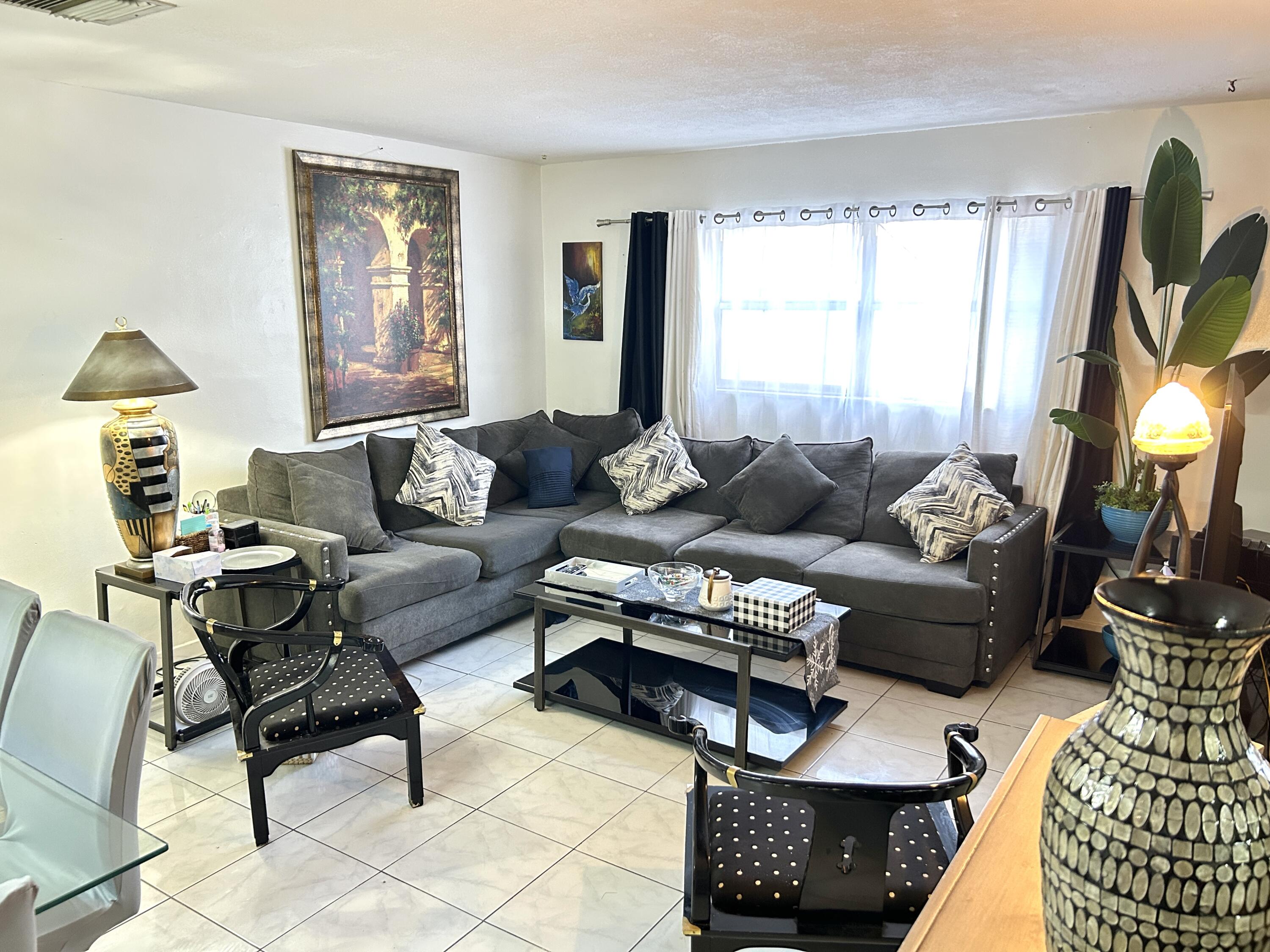 Foto de propiedad en 515 S Crescent Drive 107, Hollywood, FL 33021 Hollywood con MLS# 