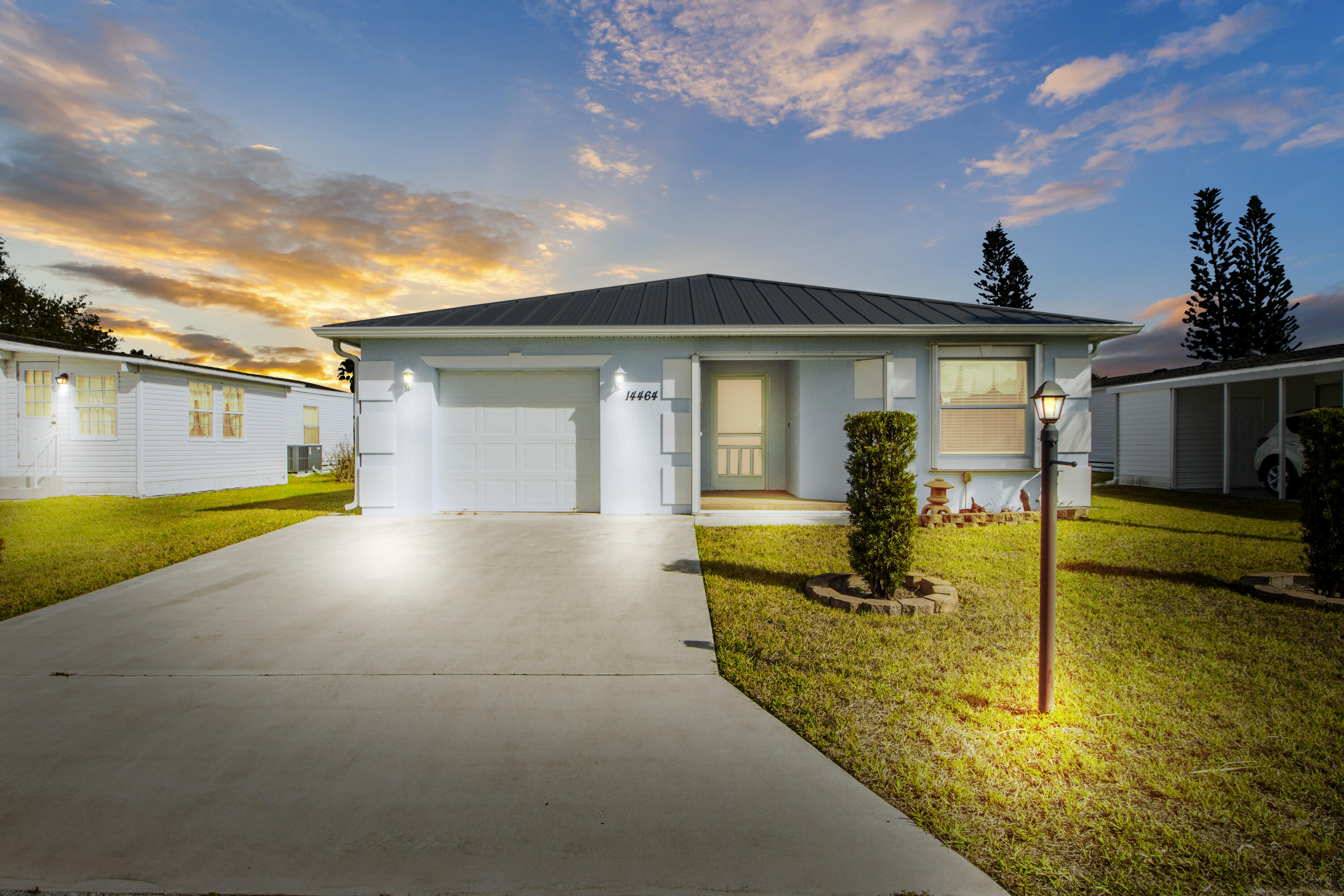 Foto de propiedad en 14464 Isla Flores Avenue, Fort Pierce, FL 34951 Fort Pierce con MLS# 