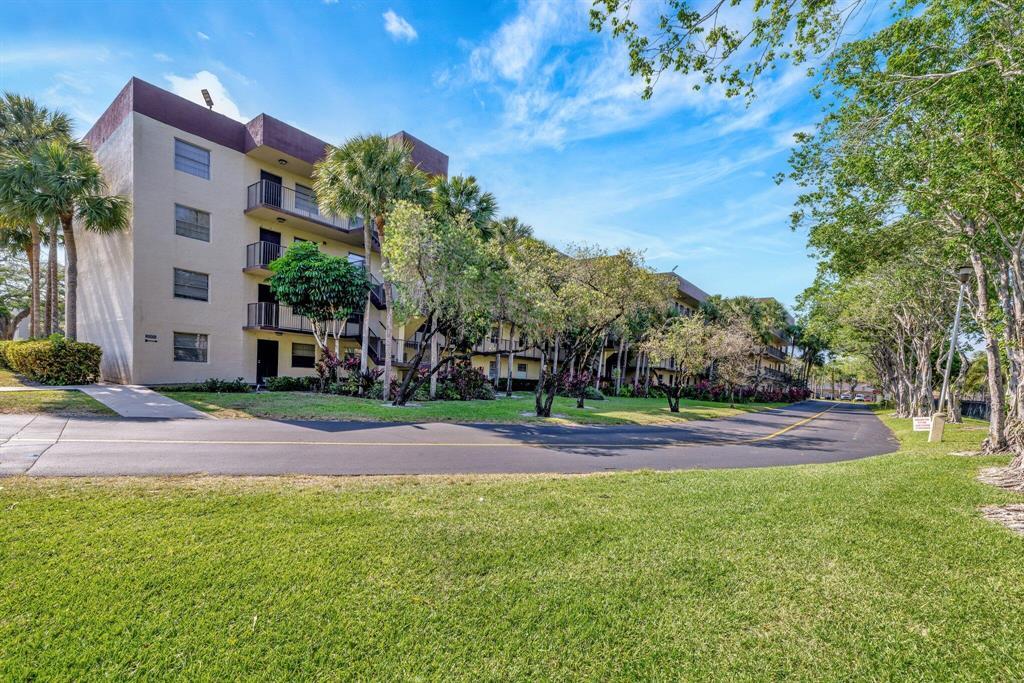 Foto de propiedad en 3301 NW 47th Terrace Unit 403, Lauderdale Lakes, FL 33319 Lauderdale Lakes con MLS# 