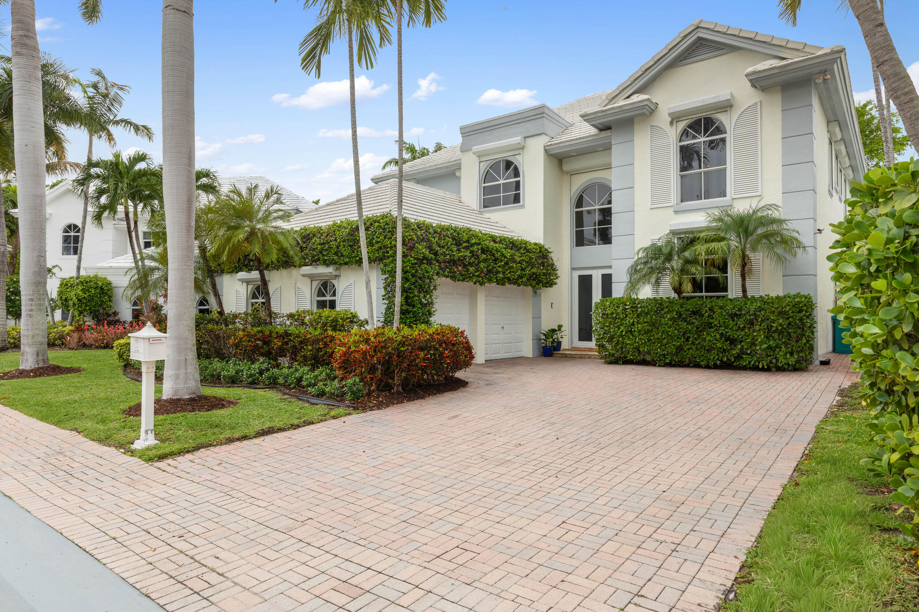 Foto de propiedad en 24 Grand Bay Estates Circle, Key Biscayne, FL 33149 Key Biscayne con MLS# 