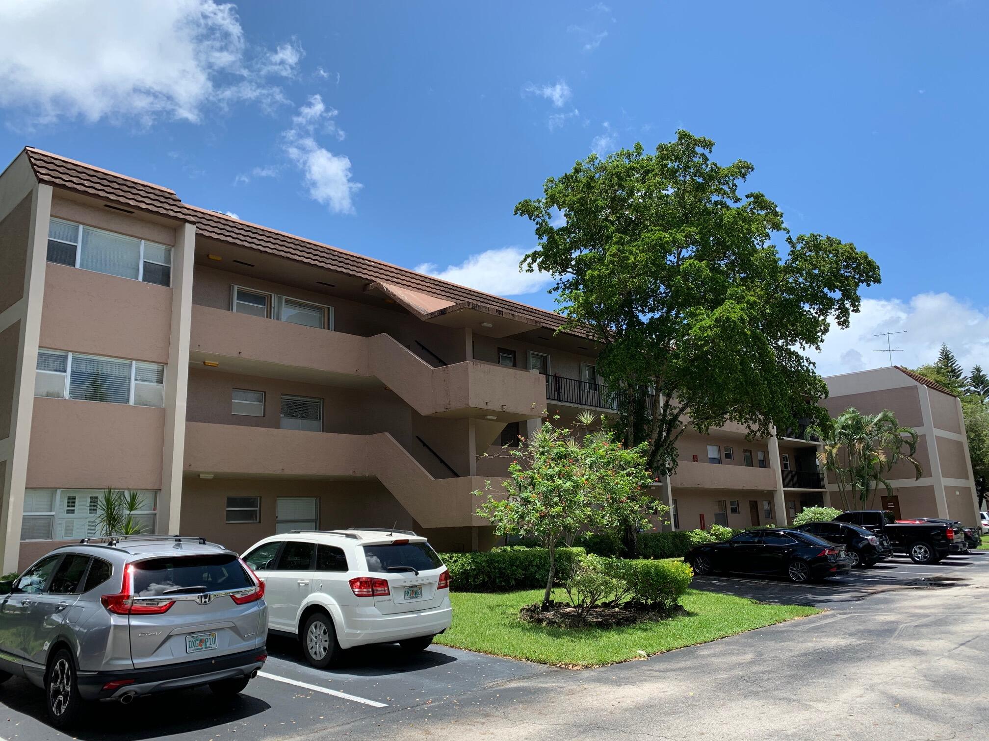 Foto de propiedad en 8350 Sands Point Boulevard E202, Tamarac, FL 33321 Tamarac con MLS# 