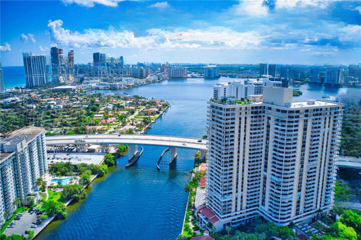 Foto de propiedad en 19355 Turnberry Way 3d, Miami, FL 33180 Miami con MLS# 
