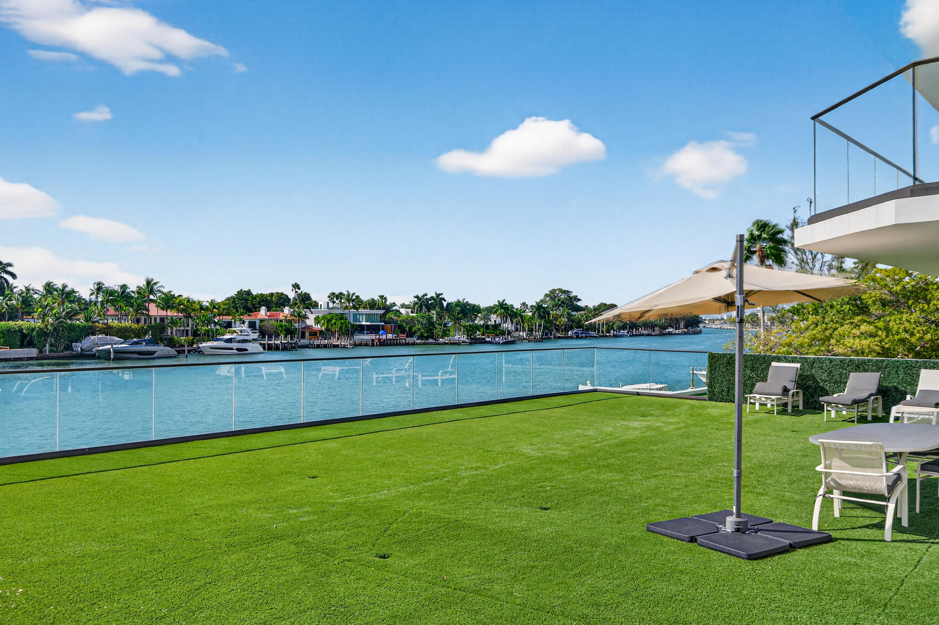 Foto de propiedad en 5500 Collins Avenue 302, Miami Beach, FL 33140 Miami Beach con MLS# 