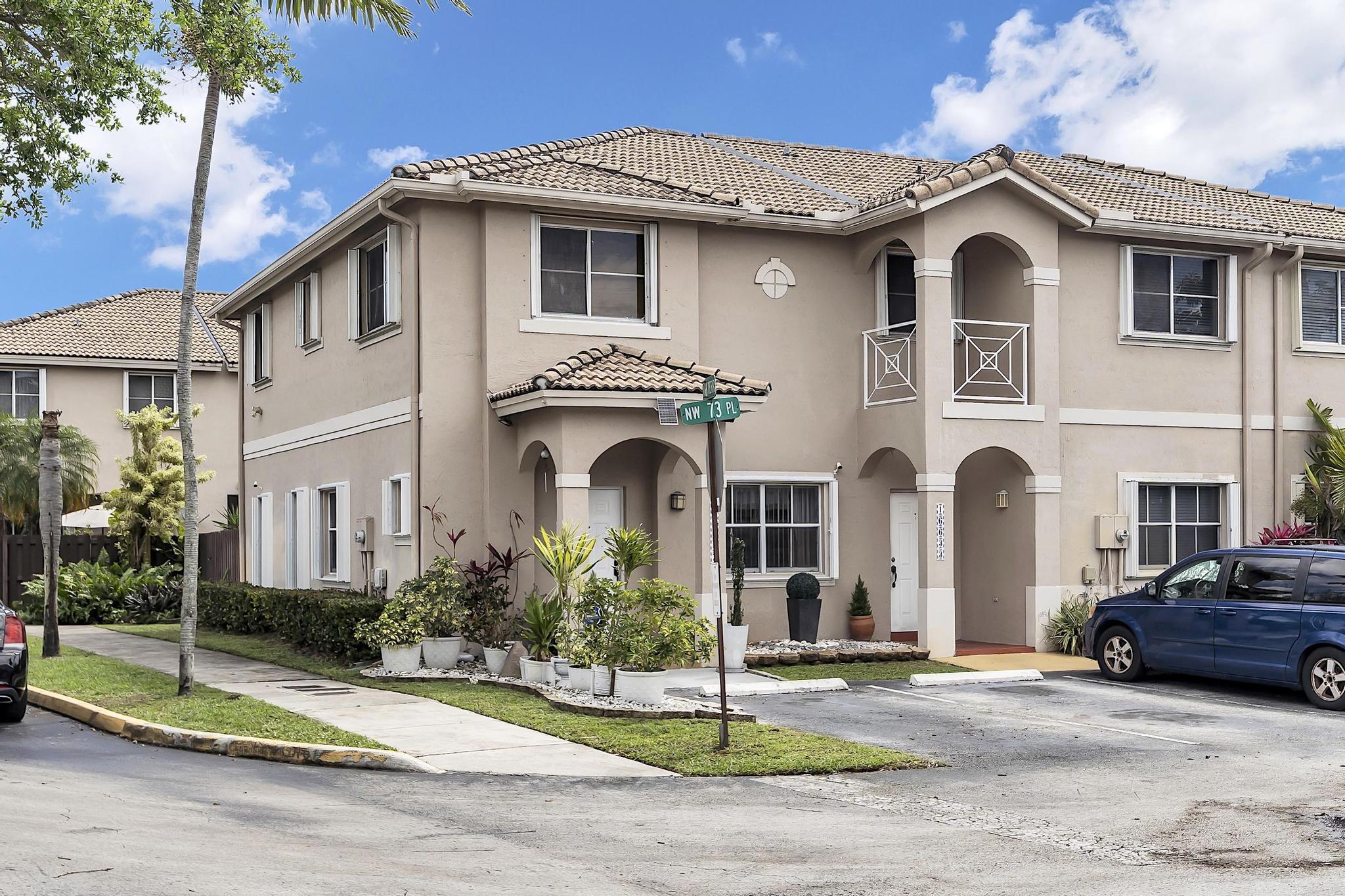 Foto de propiedad en 16637 NW 73rd Place, Miami Lakes, FL 33014 Miami Lakes con MLS# 