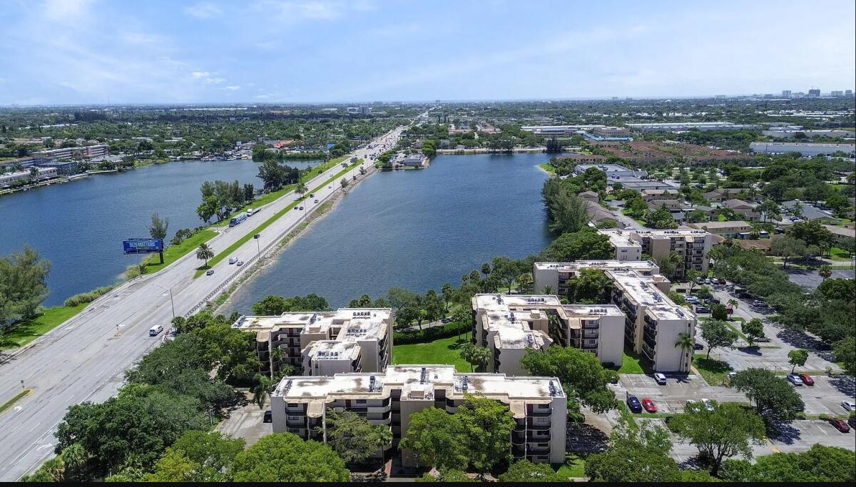 Foto de propiedad en 3550 Blue Lake Drive 404, Pompano Beach, FL 33064 Pompano Beach con MLS# 