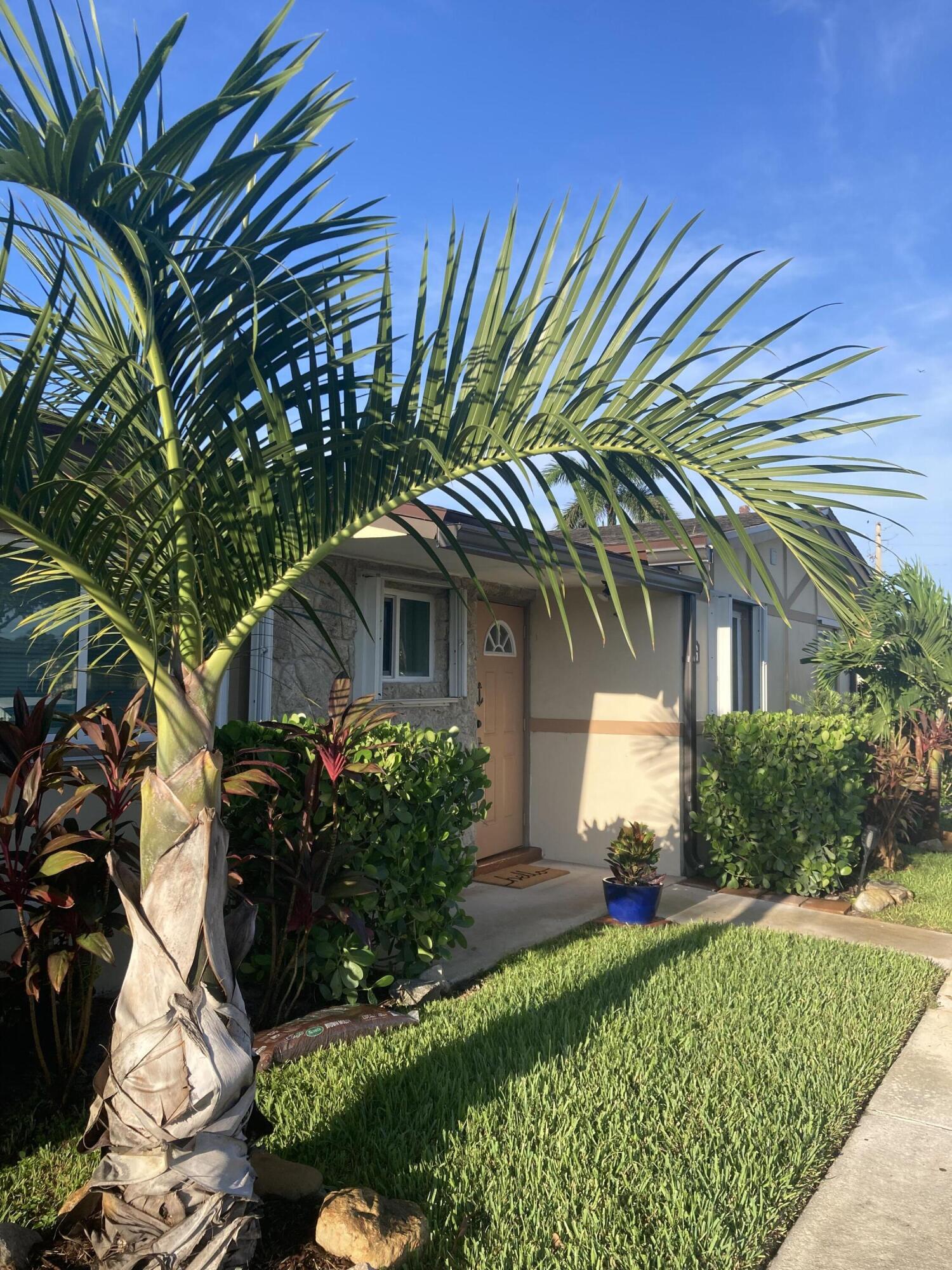 Foto de propiedad en 2847 Ashley Drive W G, West Palm Beach, FL 33415 West Palm Beach con MLS# 