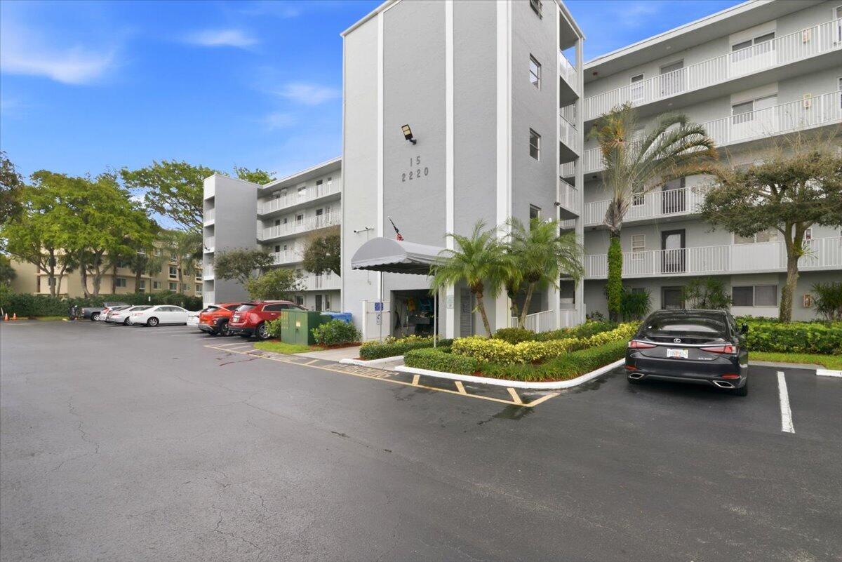 Foto de propiedad en 2220 N Cypress Bend Drive 410, Pompano Beach, FL 33069 Pompano Beach con MLS# 