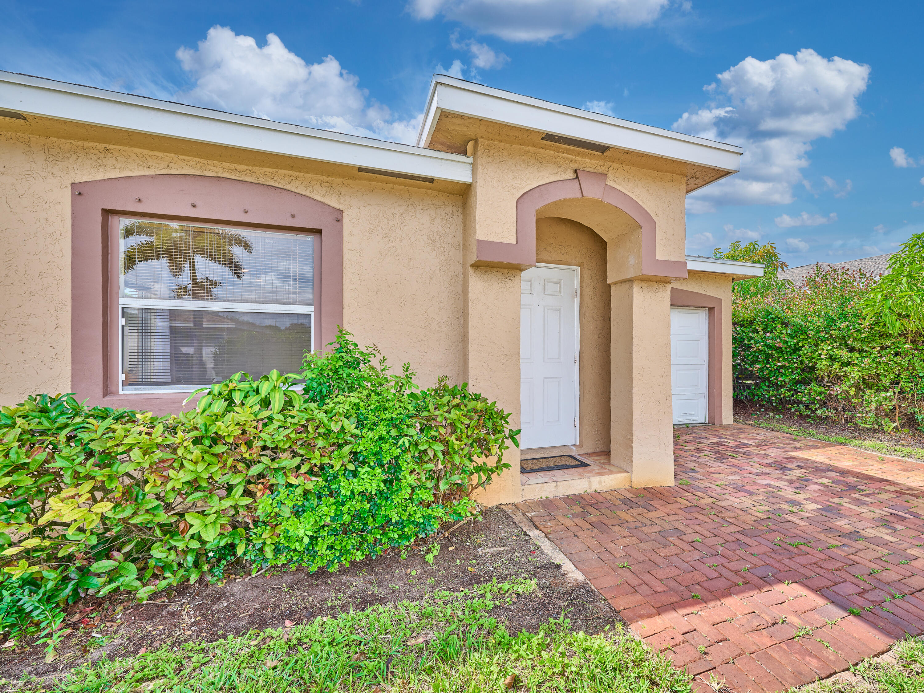 Foto de propiedad en 556 E Ridge Cir Circle N, Boynton Beach, FL 33435 Boynton Beach con MLS# 