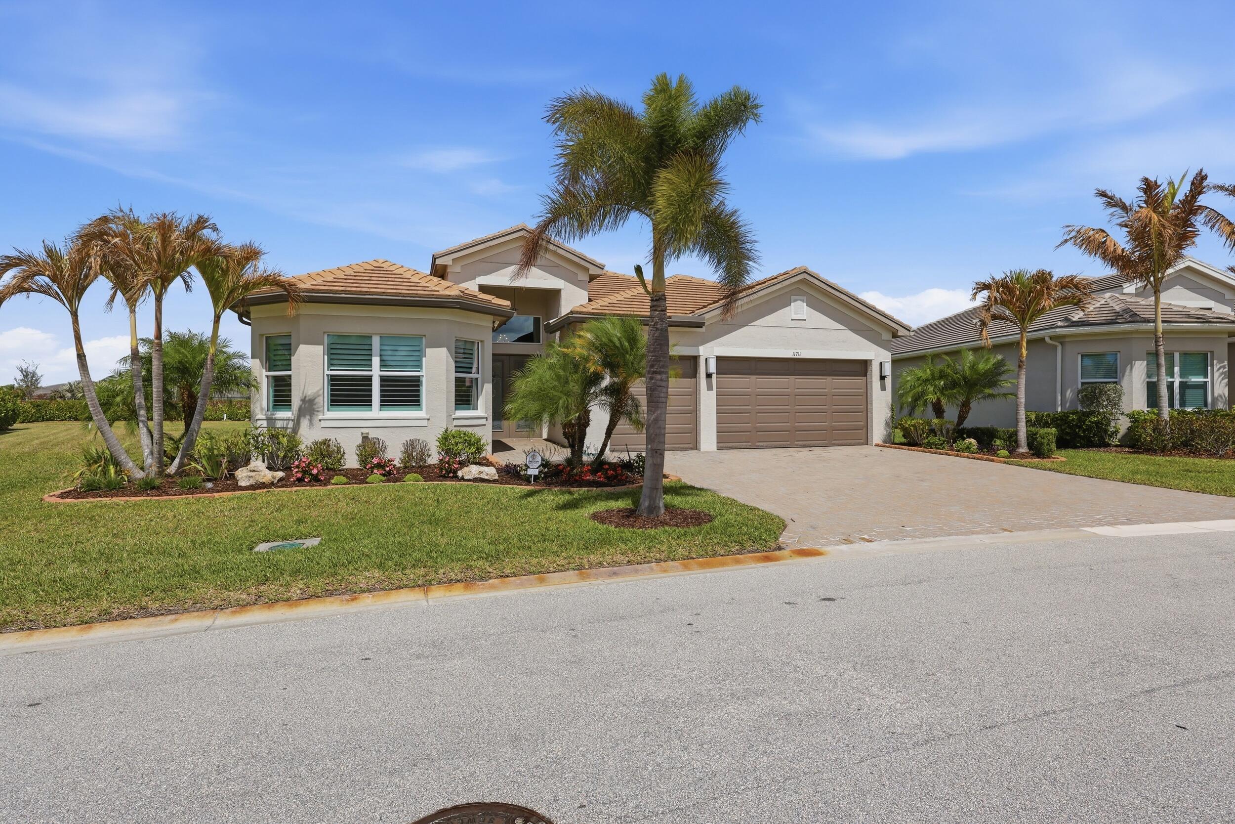 Foto de propiedad en 11711 SW Coronado Springs Drive, Port St. Lucie, FL 34987 Port St. Lucie con MLS# 