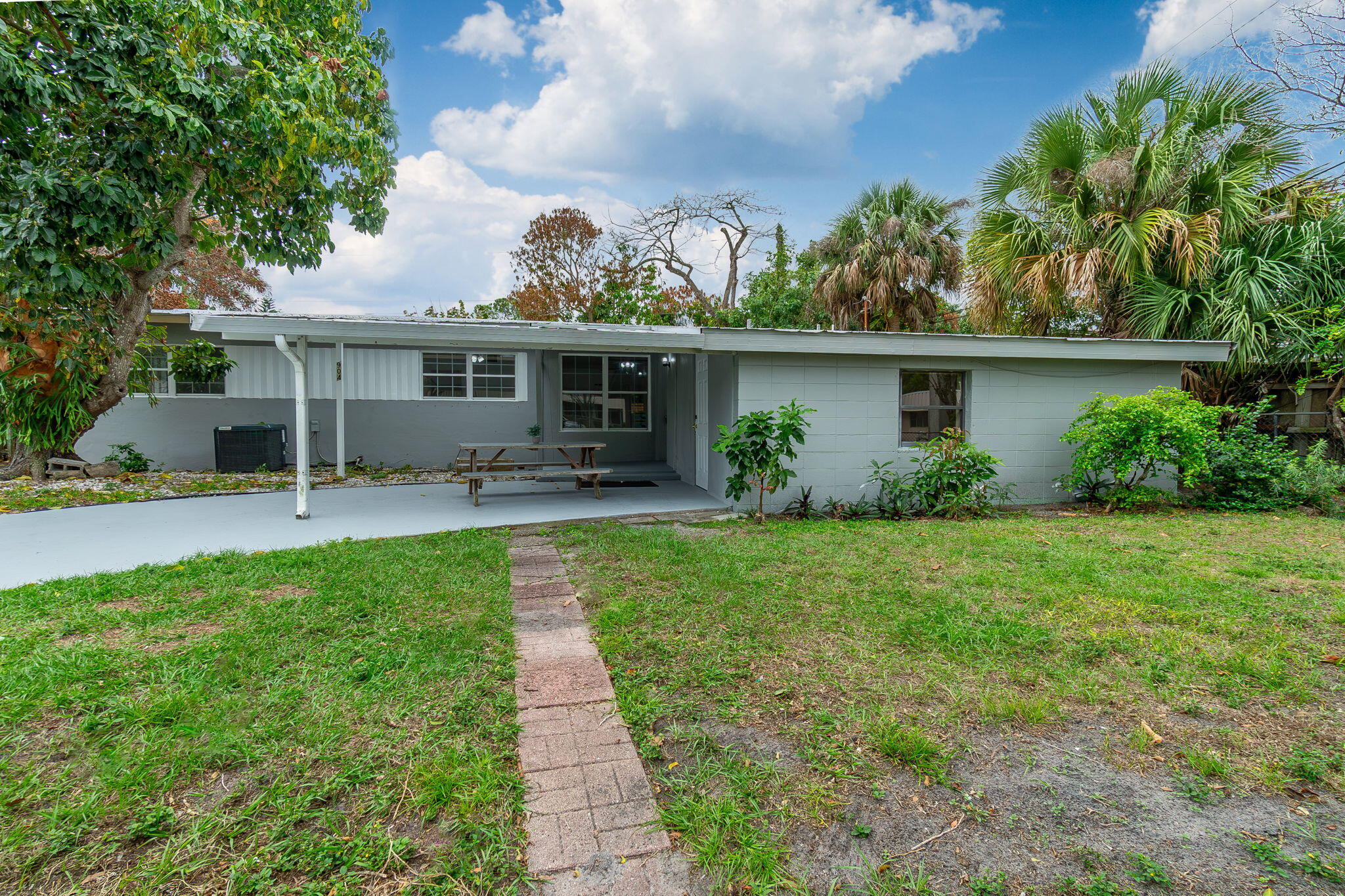 Foto de propiedad en 904 SE 16th Street, Stuart, FL 34994 Stuart con MLS# 