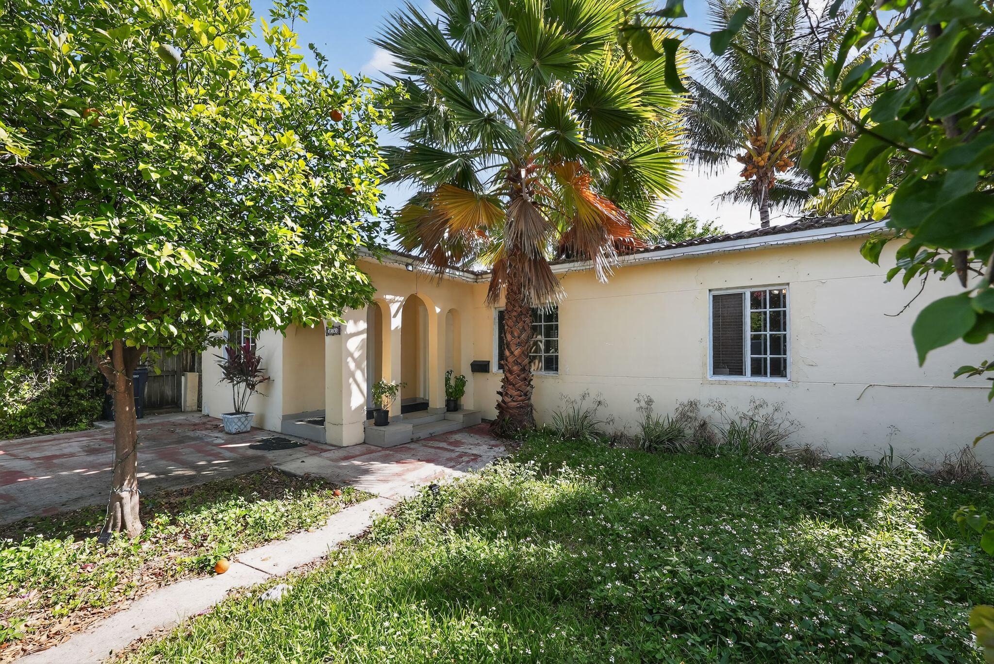 Foto de propiedad en 2131 Biarritz Drive, Miami Beach, FL 33141 Miami Beach con MLS# 