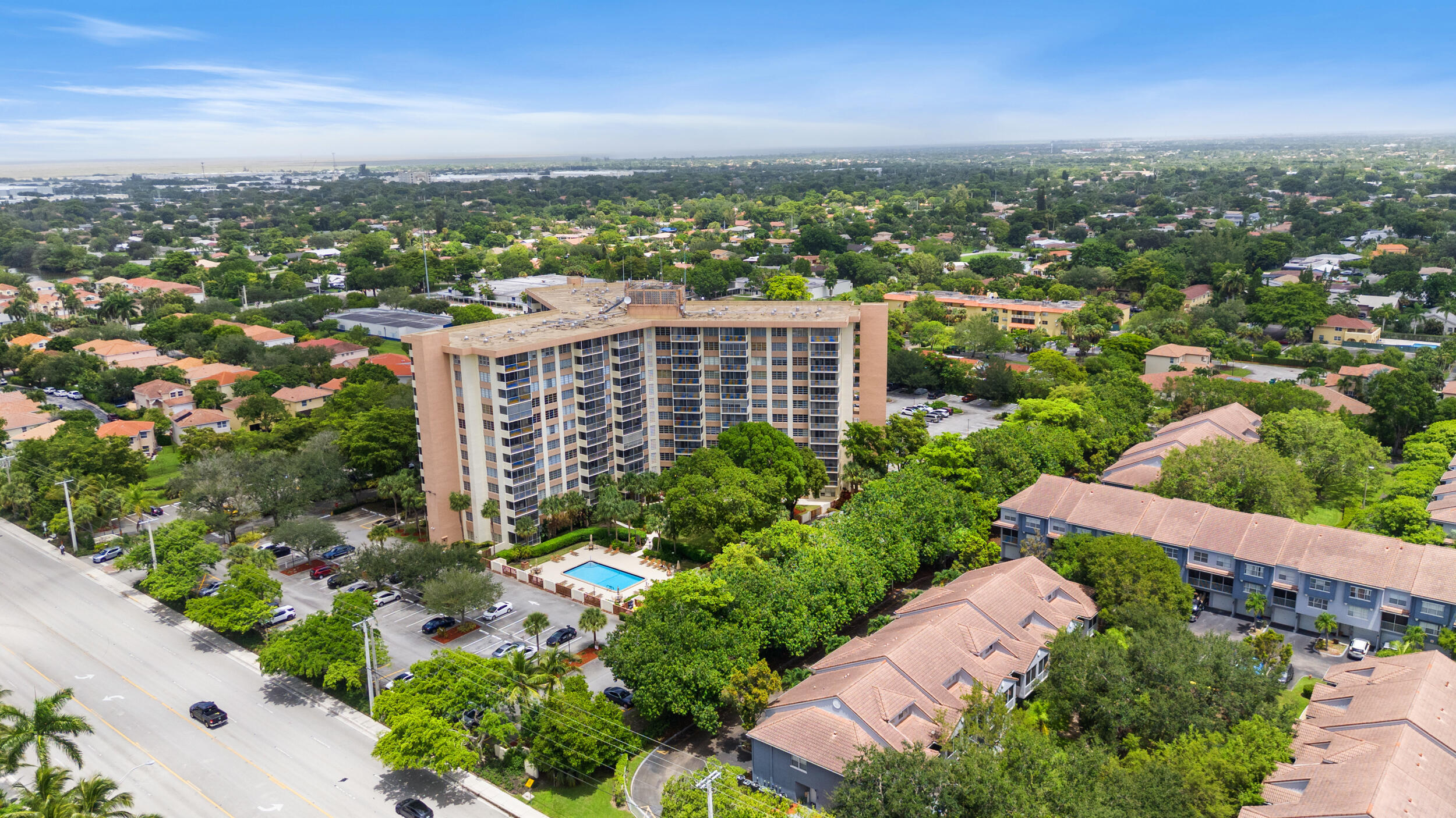 Foto de propiedad en 10777 W Sample Road 508, Coral Springs, FL 33065 Coral Springs con MLS# 