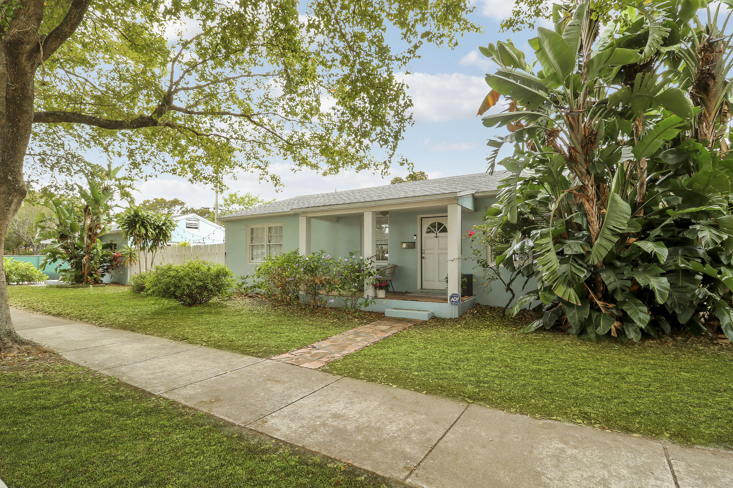 Foto de propiedad en 3619 Spruce Avenue, West Palm Beach, FL 33407 West Palm Beach con MLS# 