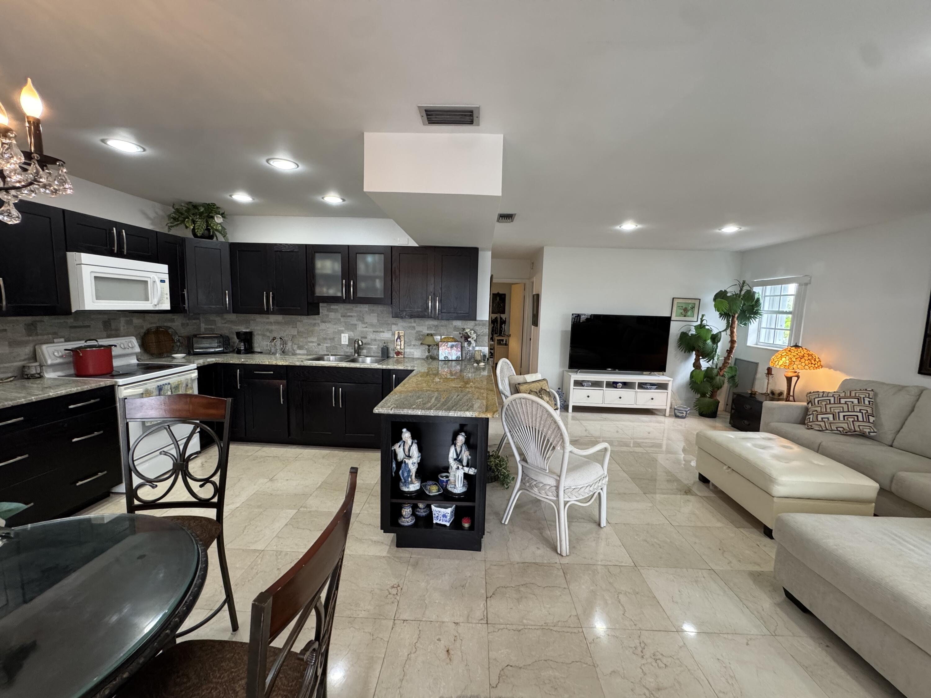 Foto de propiedad en 5505 N Ocean Boulevard 5-203, Ocean Ridge, FL 33435 Ocean Ridge con MLS# 