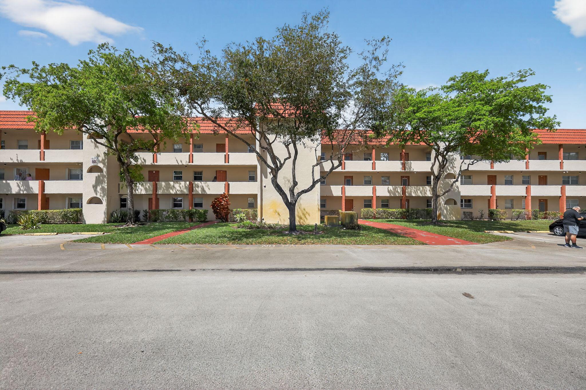 Foto de propiedad en 8051 N Sunrise Lakes Drive N 307, Sunrise, FL 33322 Sunrise con MLS# 