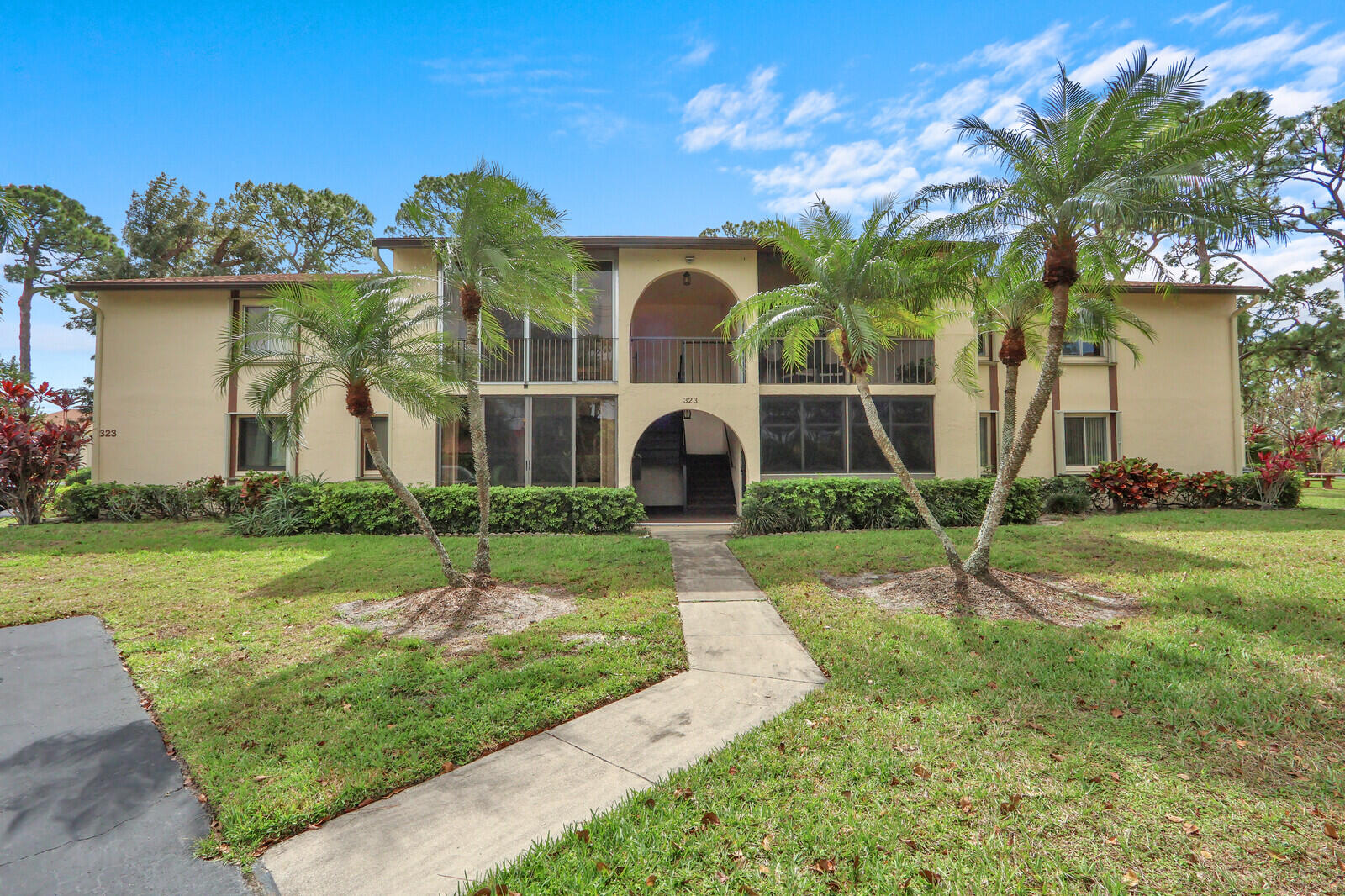 Foto de propiedad en 323 Knotty Pine Circle A2, Greenacres, FL 33463 Greenacres con MLS# 