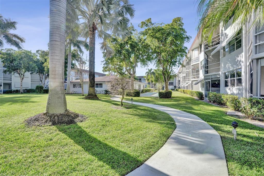 Foto de propiedad en 400 SE 10th Street 308, Deerfield Beach, FL 33441 Deerfield Beach con MLS# 