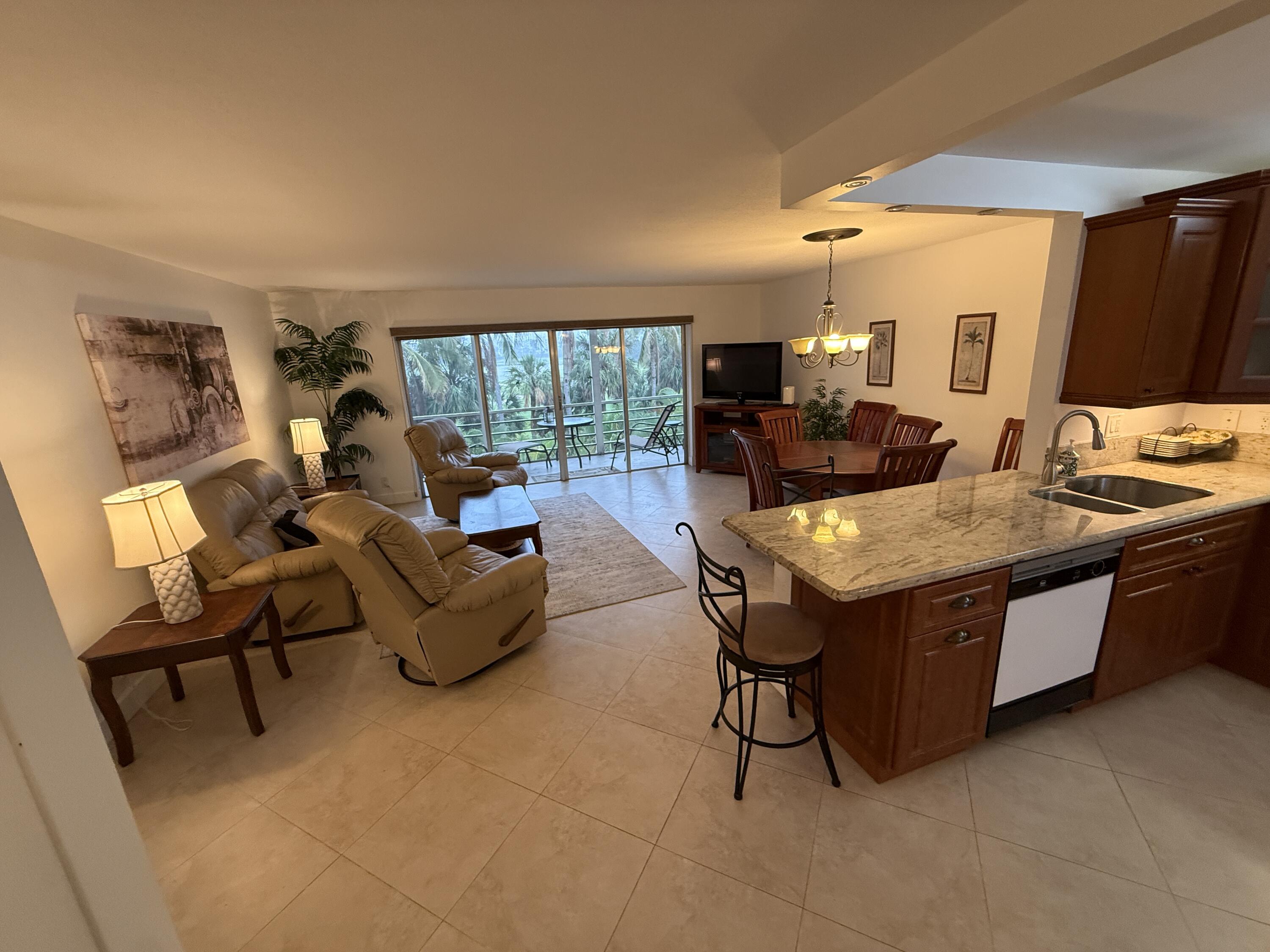 Foto de propiedad en 300 NE 14th Avenue 411, Hallandale Beach, FL 33009 Hallandale Beach con MLS# 