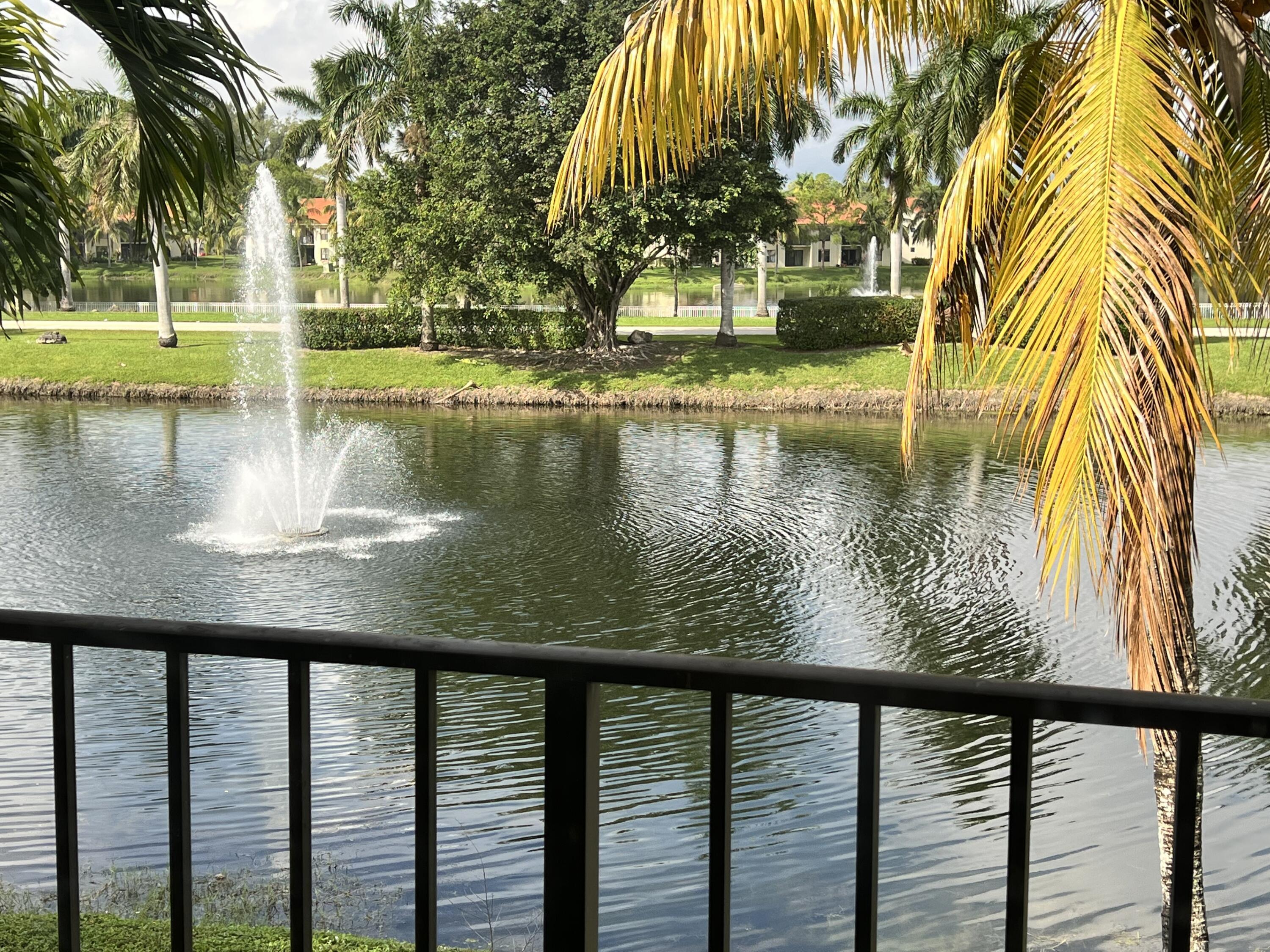 Foto de propiedad en 1523 Lake Crystal Drive F, West Palm Beach, FL 33411 West Palm Beach con MLS# 