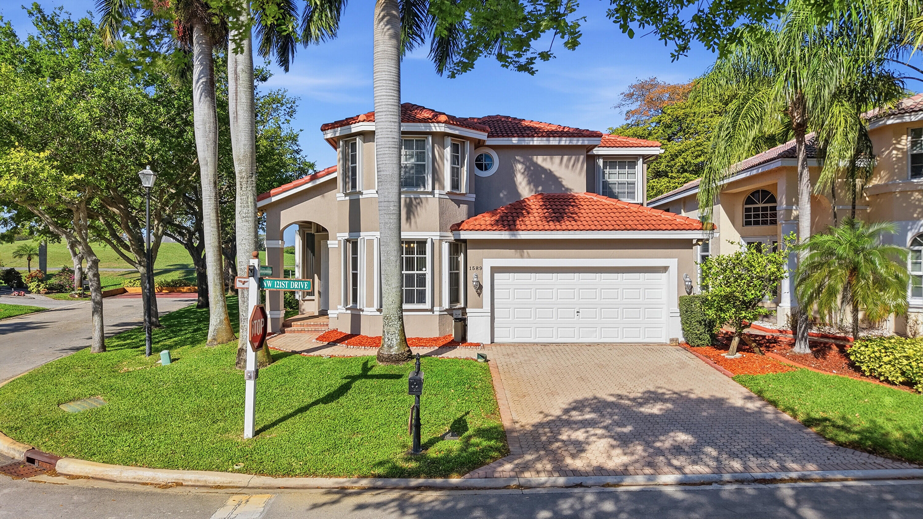 Foto de propiedad en 1589 NW 121st Drive, Coral Springs, FL 33071 Coral Springs con MLS# 