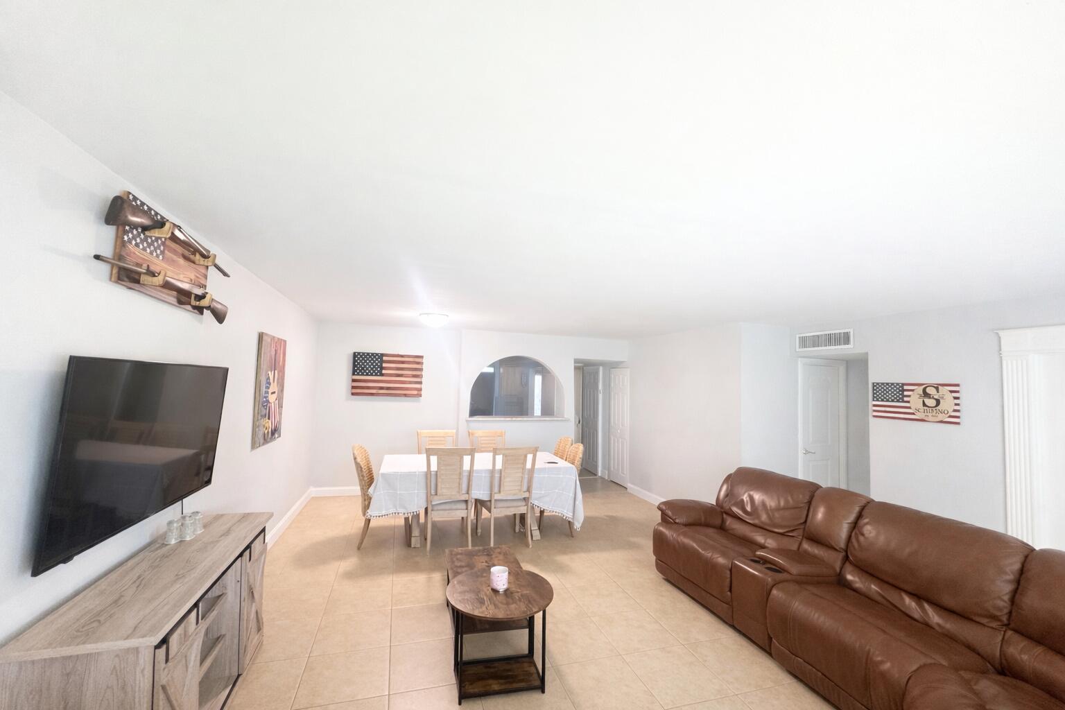 Foto de propiedad en 4052 N Pine Island Road 1c, Sunrise, FL 33351 Sunrise con MLS# 