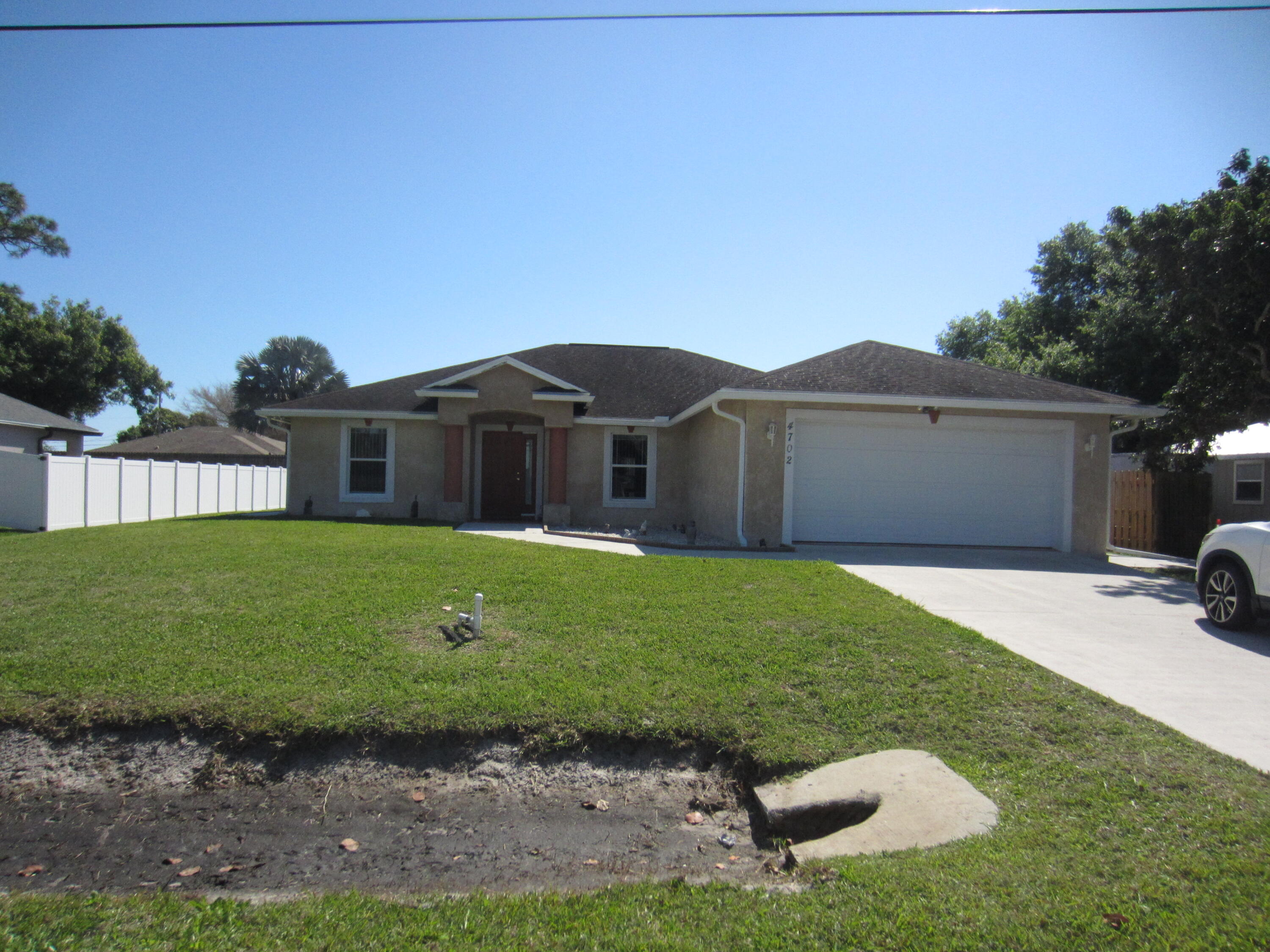 Foto de propiedad en 4702 Seagrape Drive, Fort Pierce, FL 34982 Fort Pierce con MLS# 