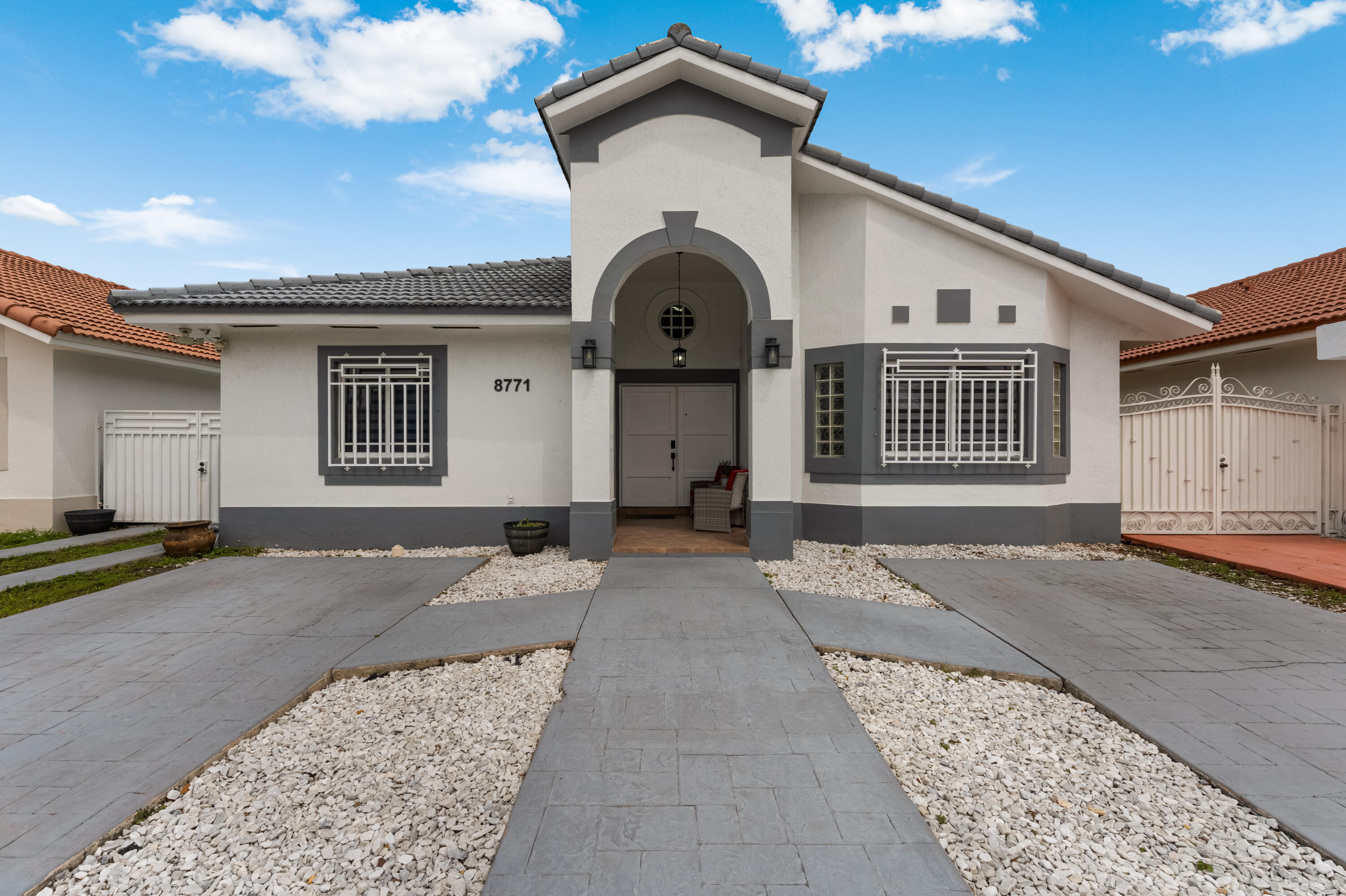Foto de propiedad en 8771 NW 141st Terrace, Miami Lakes, FL 33018 Miami Lakes con MLS# 