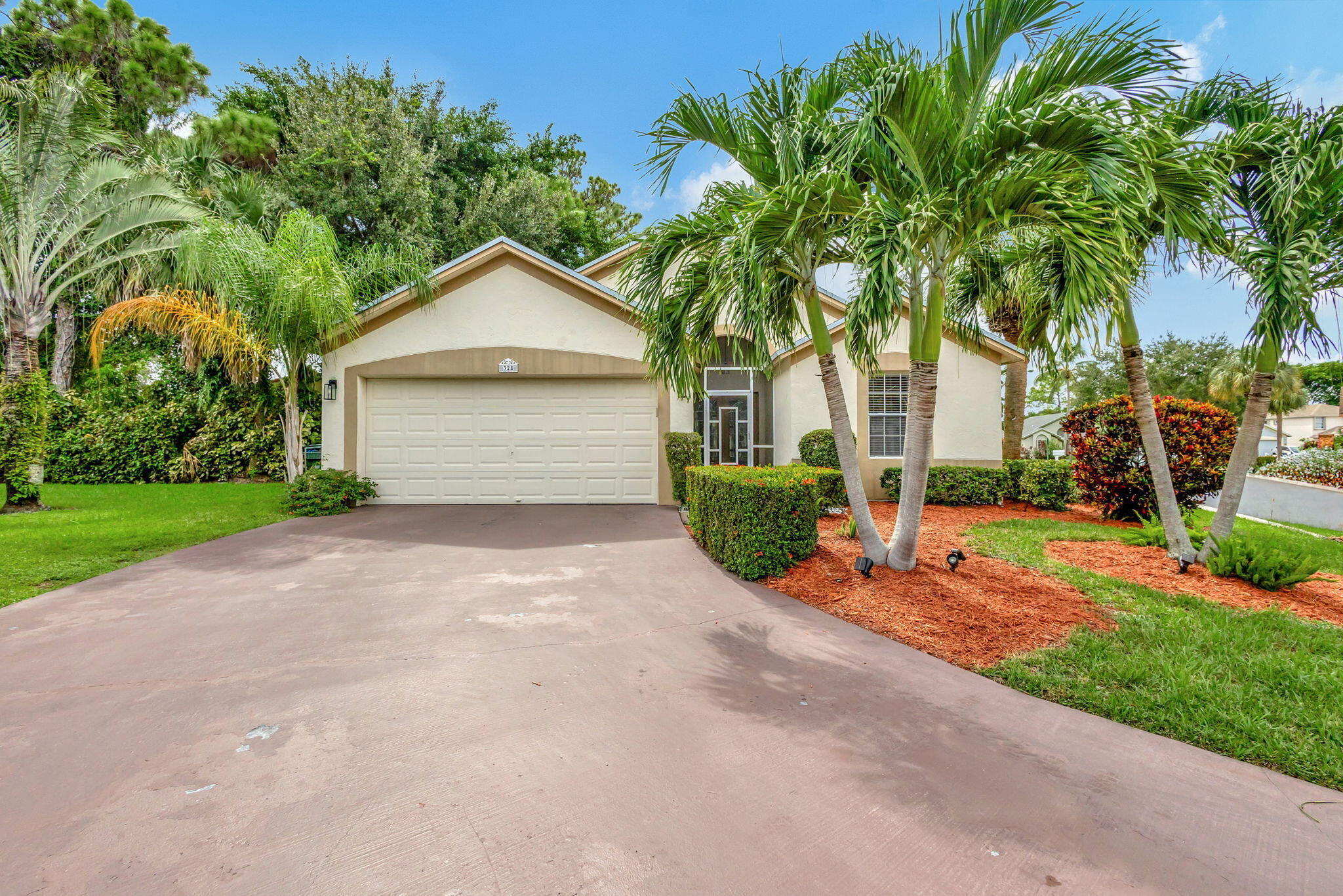 Foto de propiedad en 328 Hammocks Trail, Greenacres, FL 33413 Greenacres con MLS# 