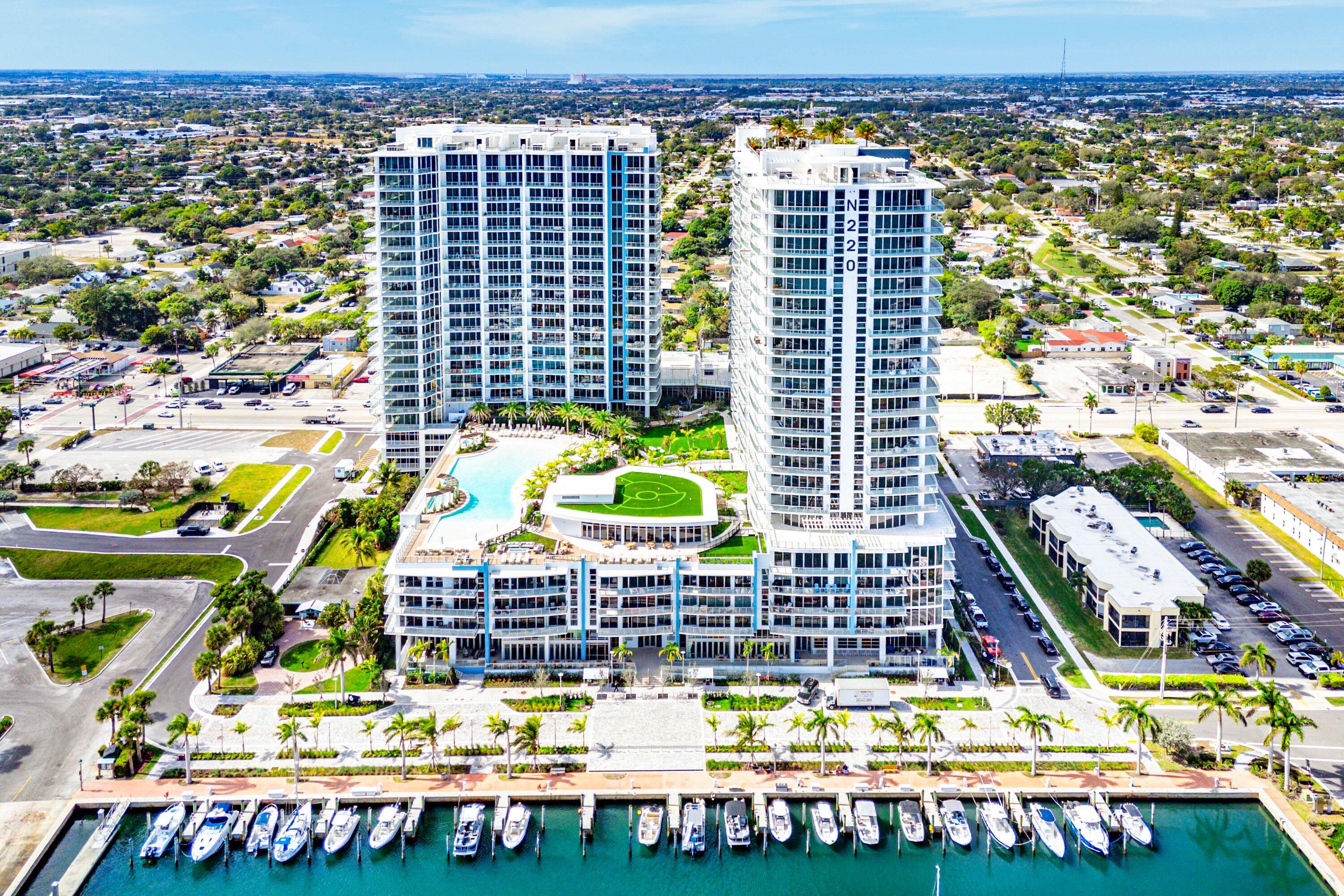 Foto de propiedad en 220 Lake Shore Drive 1010, Lake Park, FL 33403 Lake Park con MLS# 