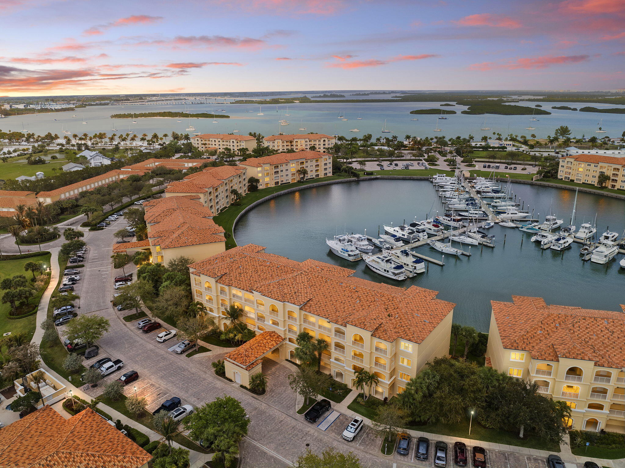 Foto de propiedad en 14 Harbour Isle Drive W Ph01, Fort Pierce, FL 34949 Fort Pierce con MLS# 