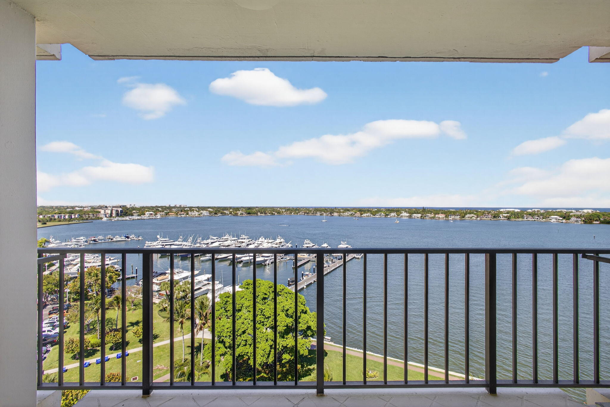 Foto de propiedad en 134 Lakeshore Drive T14, North Palm Beach, FL 33408 North Palm Beach con MLS# 