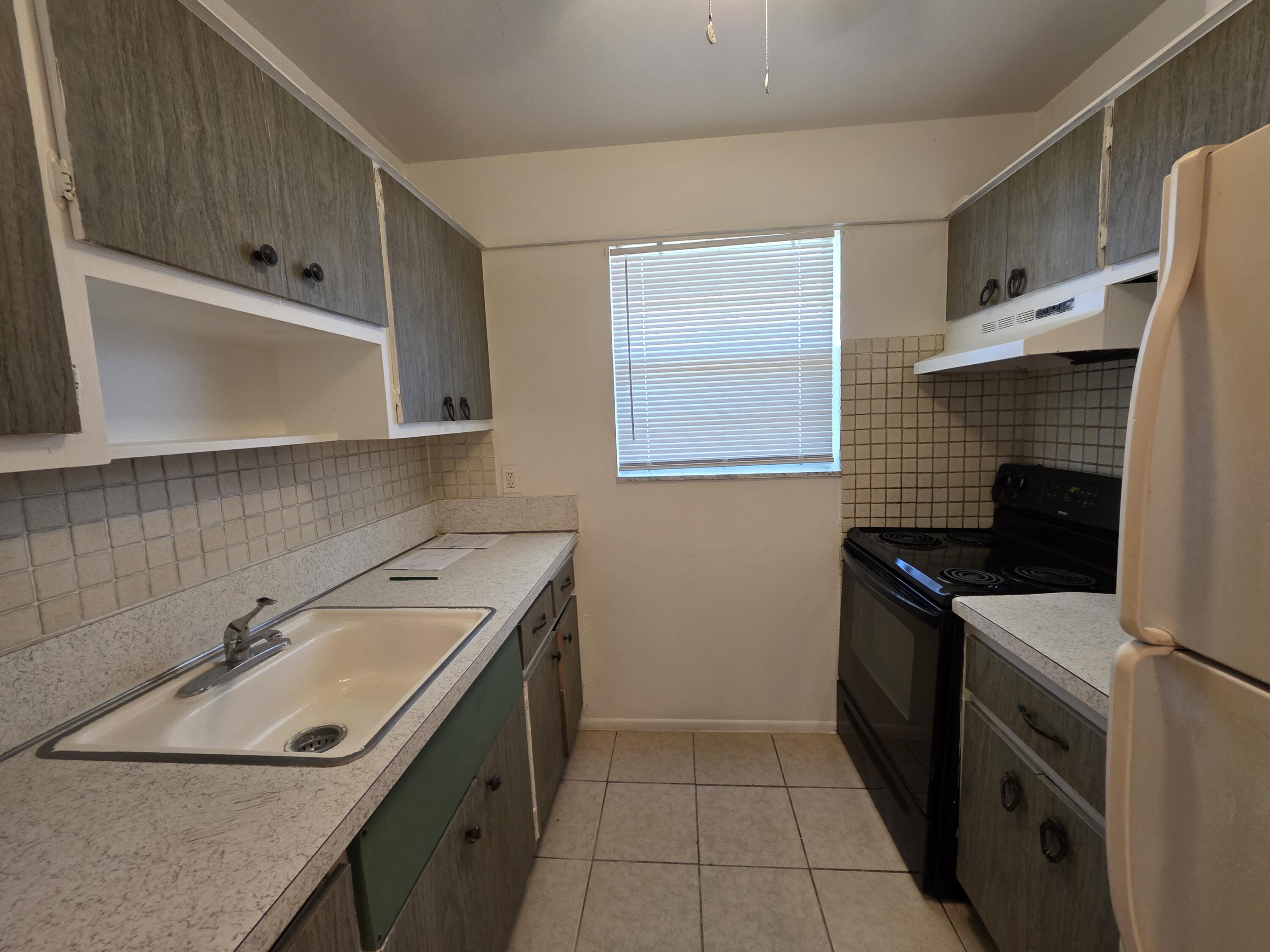 Alquilada 4760 NW 24th Court B211, Lauderdale Lakes, FL 33313, Lauderdale Lakes, FL 33313